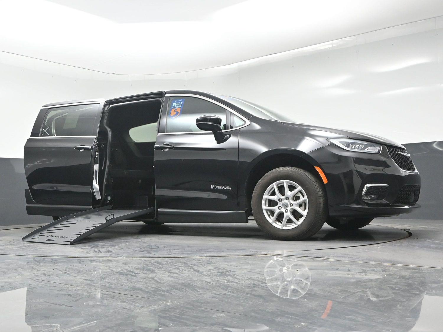 Certified Pre-Owned 2025 Chrysler Pacifica Select
