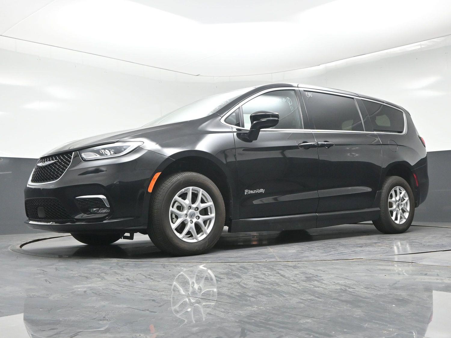 Certified Pre-Owned 2025 Chrysler Pacifica Select