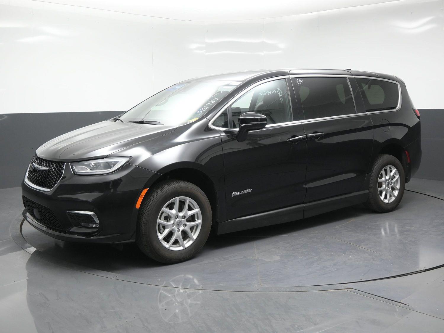 Certified Pre-Owned 2025 Chrysler Pacifica Select