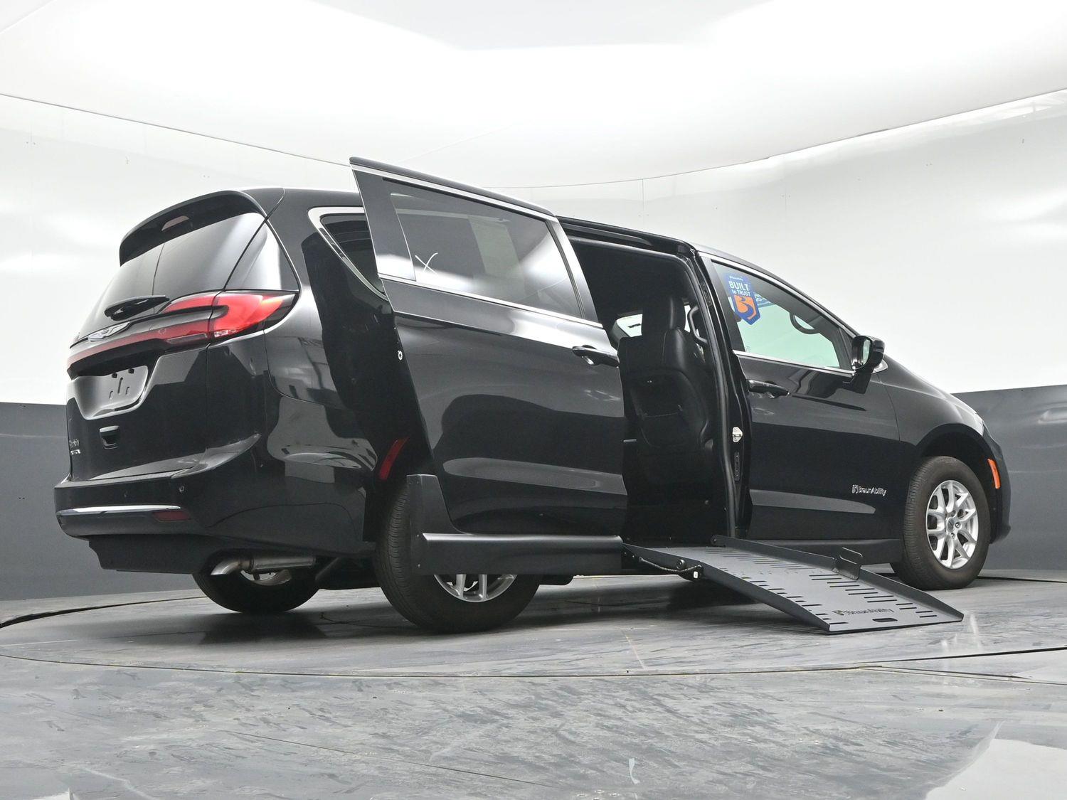 Certified Pre-Owned 2025 Chrysler Pacifica Select
