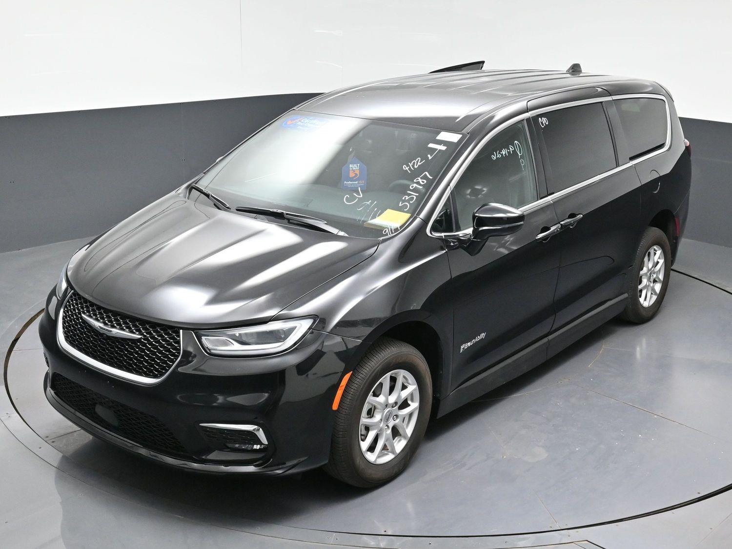 Certified Pre-Owned 2025 Chrysler Pacifica Select
