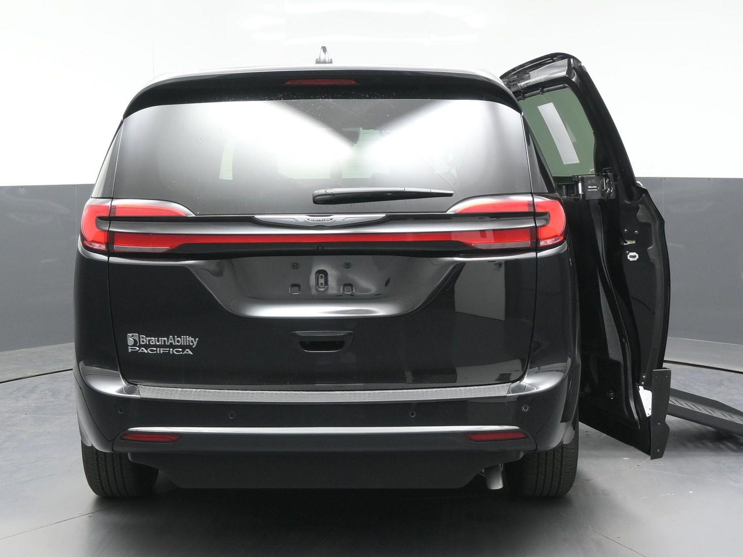 Certified Pre-Owned 2025 Chrysler Pacifica Select