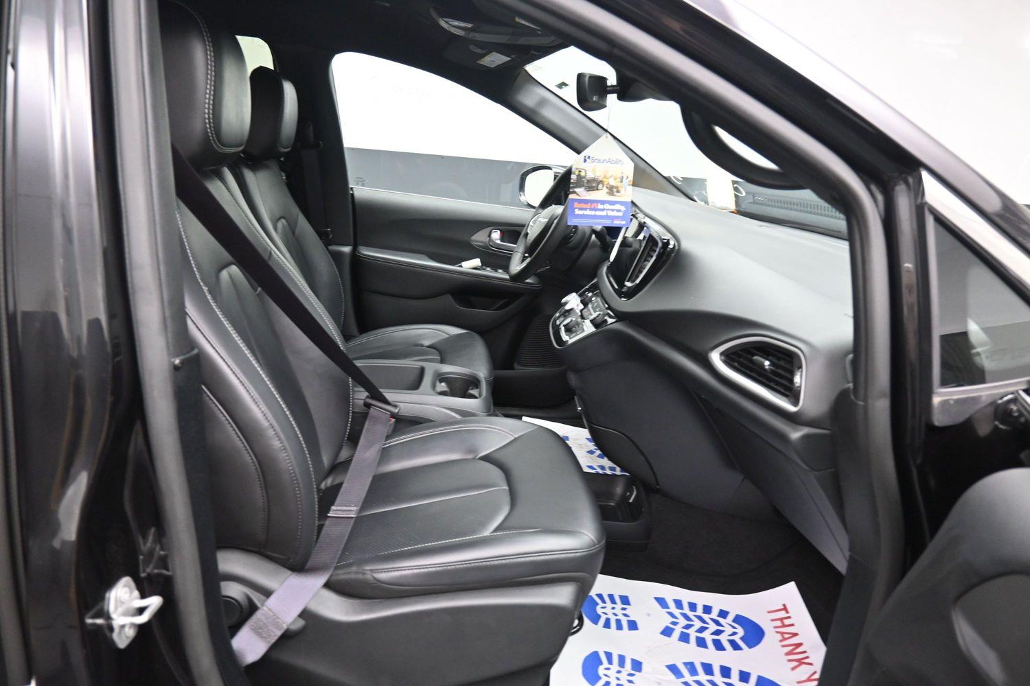 Certified Pre-Owned 2025 Chrysler Pacifica Select