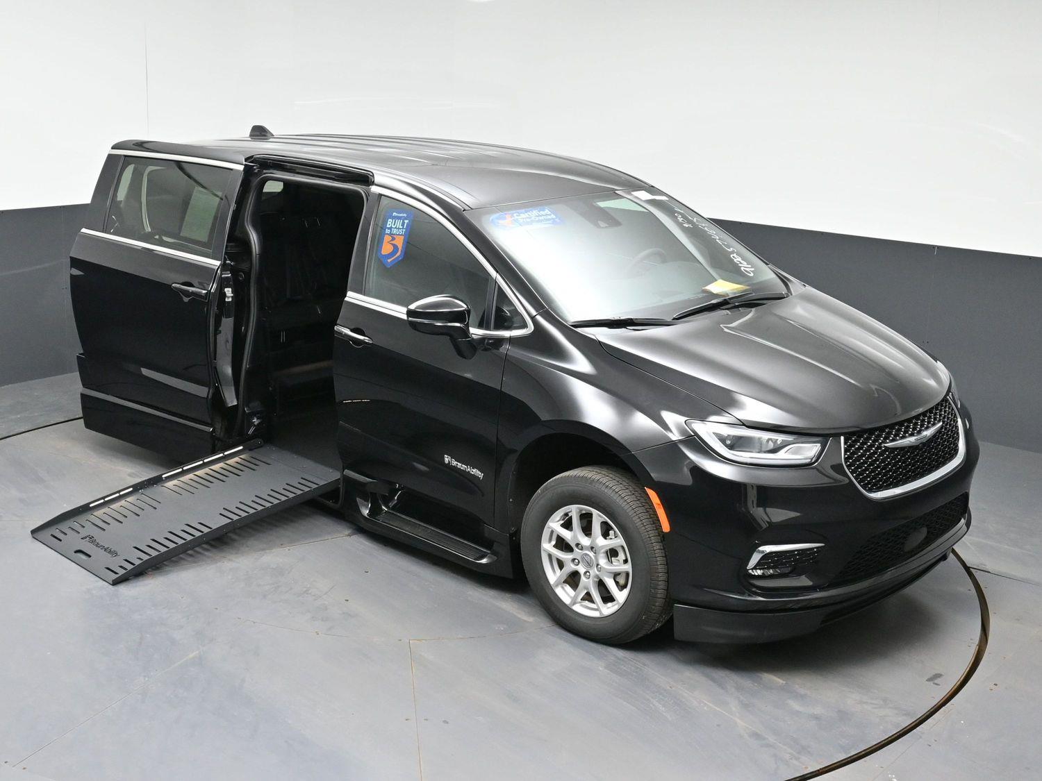 Certified Pre-Owned 2025 Chrysler Pacifica Select