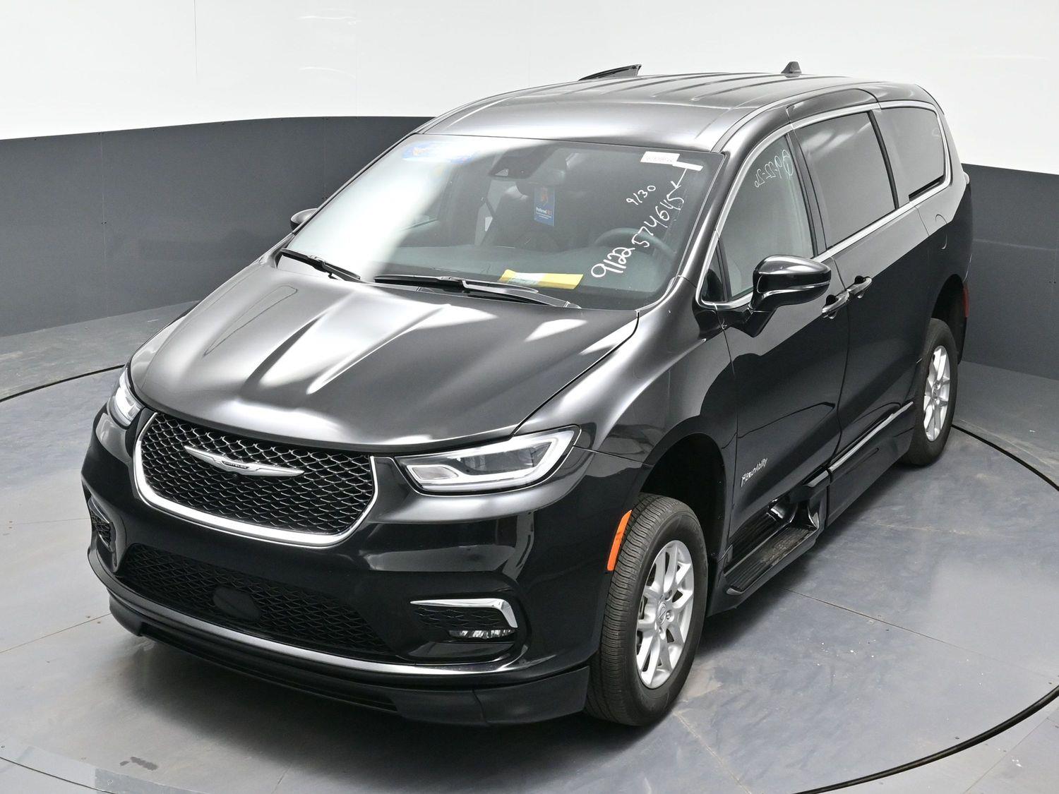 Certified Pre-Owned 2025 Chrysler Pacifica Select