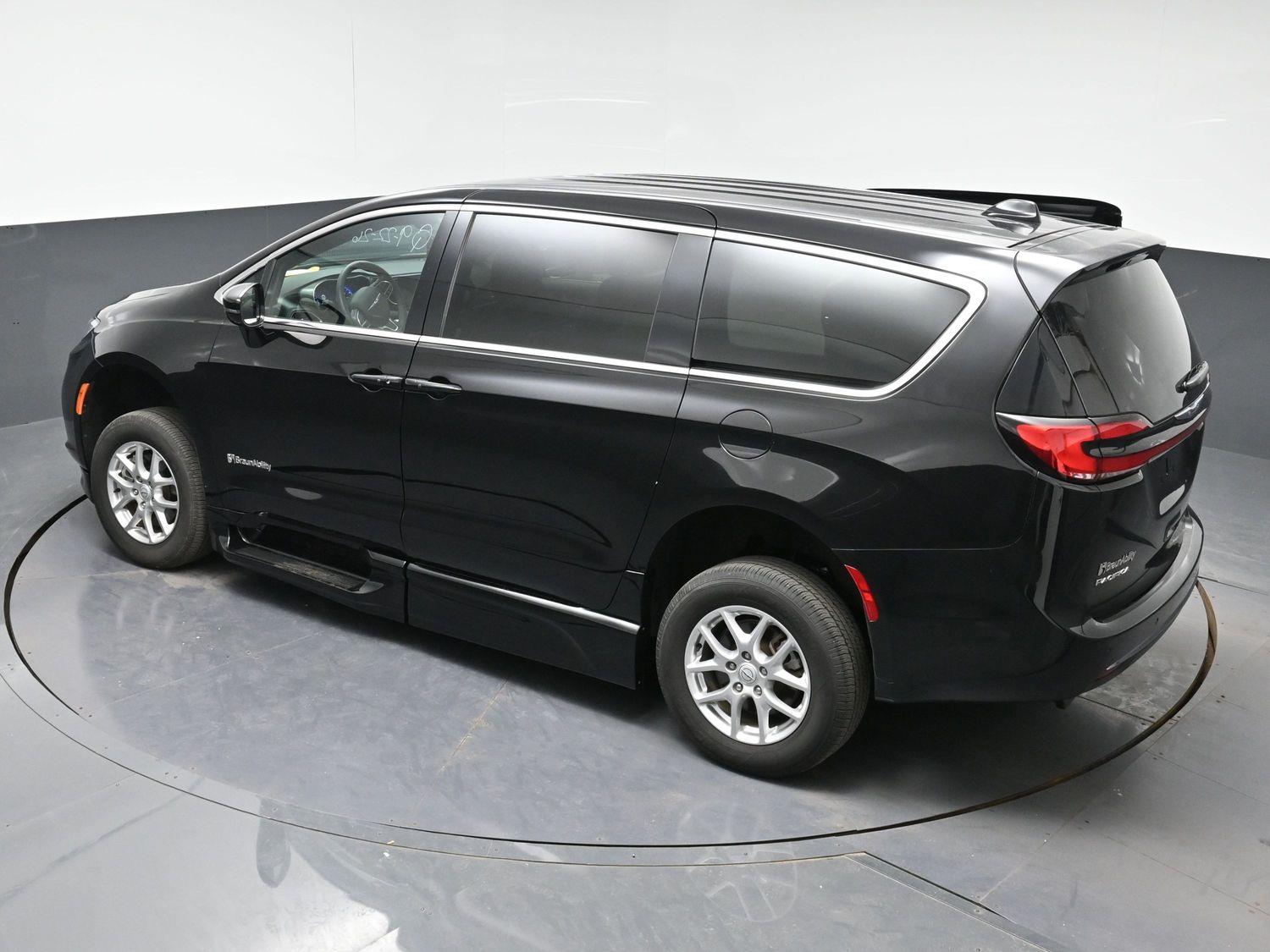 Certified Pre-Owned 2025 Chrysler Pacifica Select