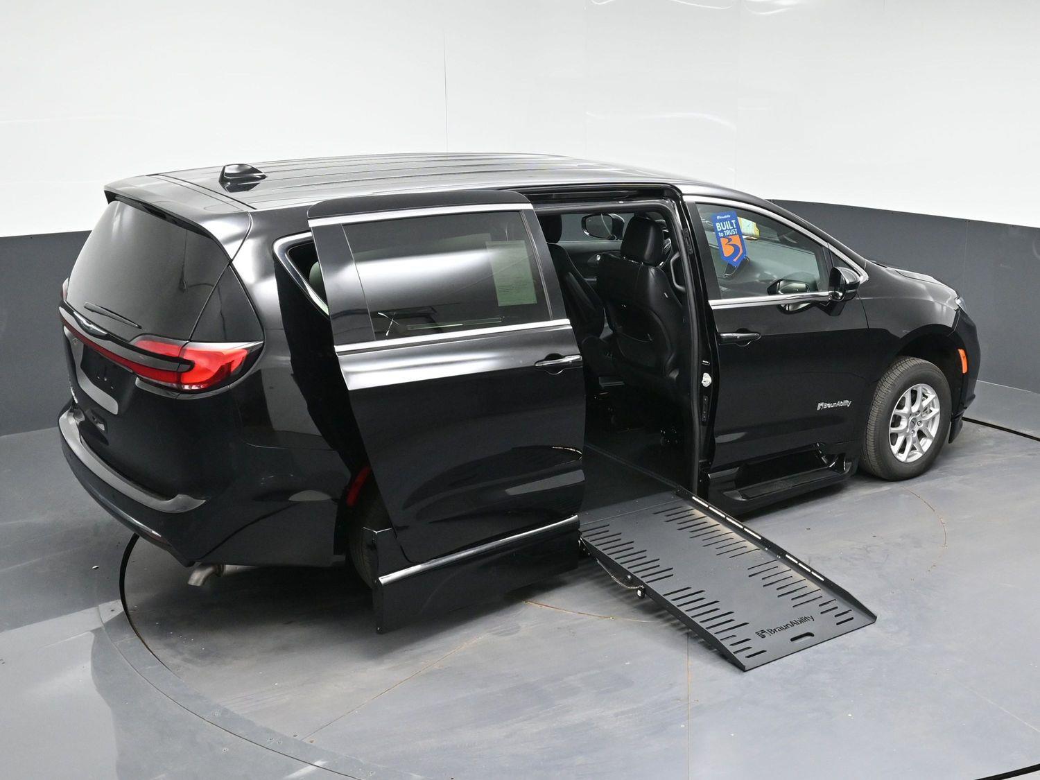 Certified Pre-Owned 2025 Chrysler Pacifica Select