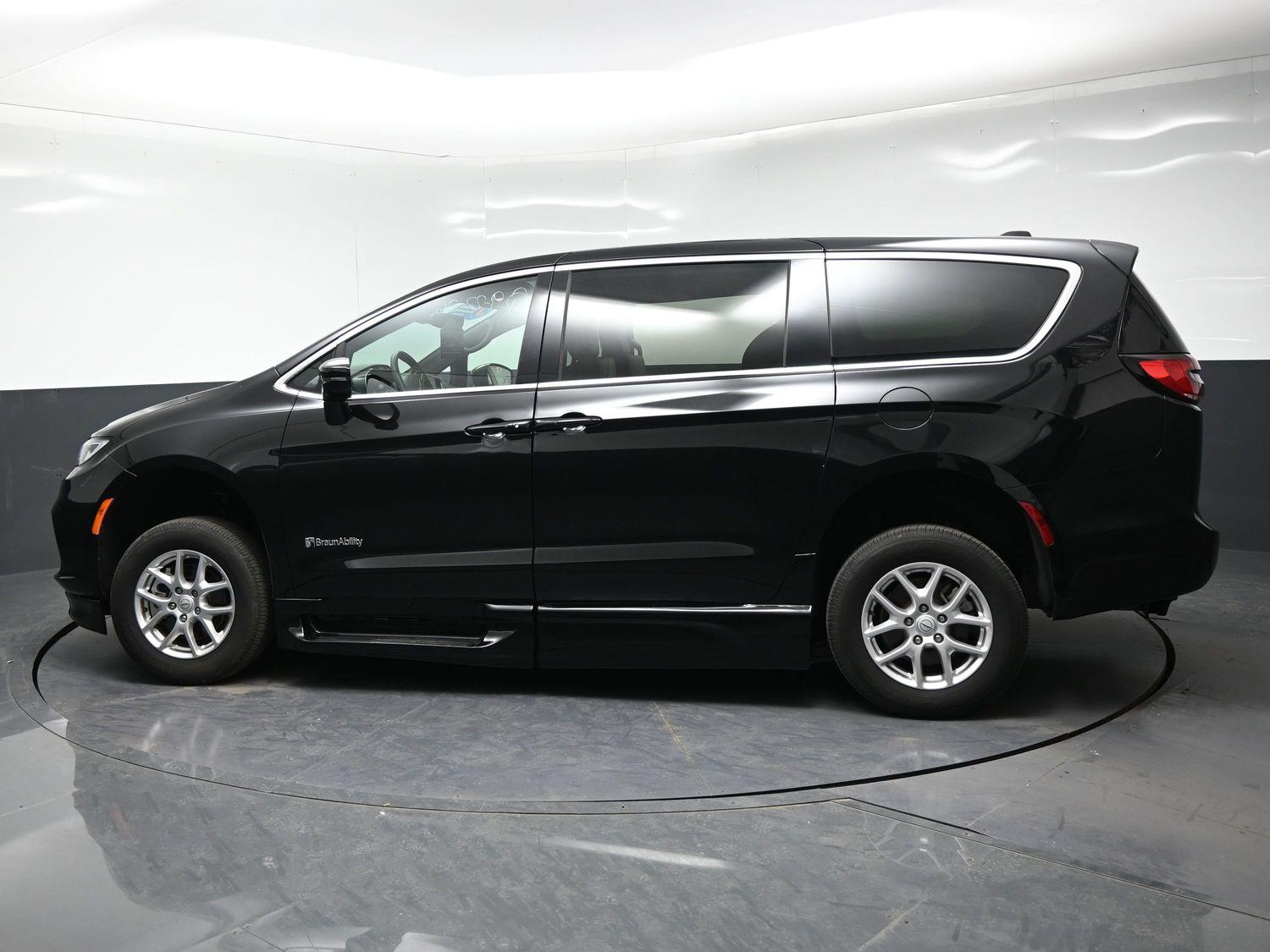 Certified Pre-Owned 2025 Chrysler Pacifica Select