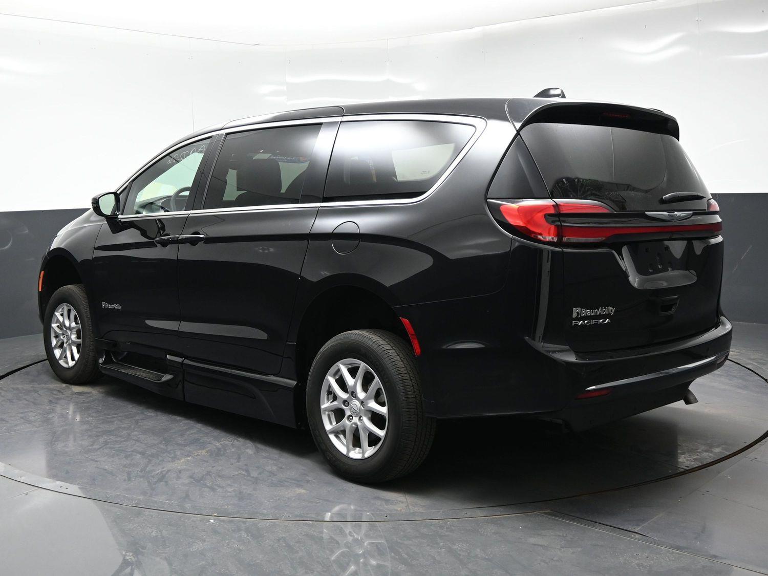 Certified Pre-Owned 2025 Chrysler Pacifica Select
