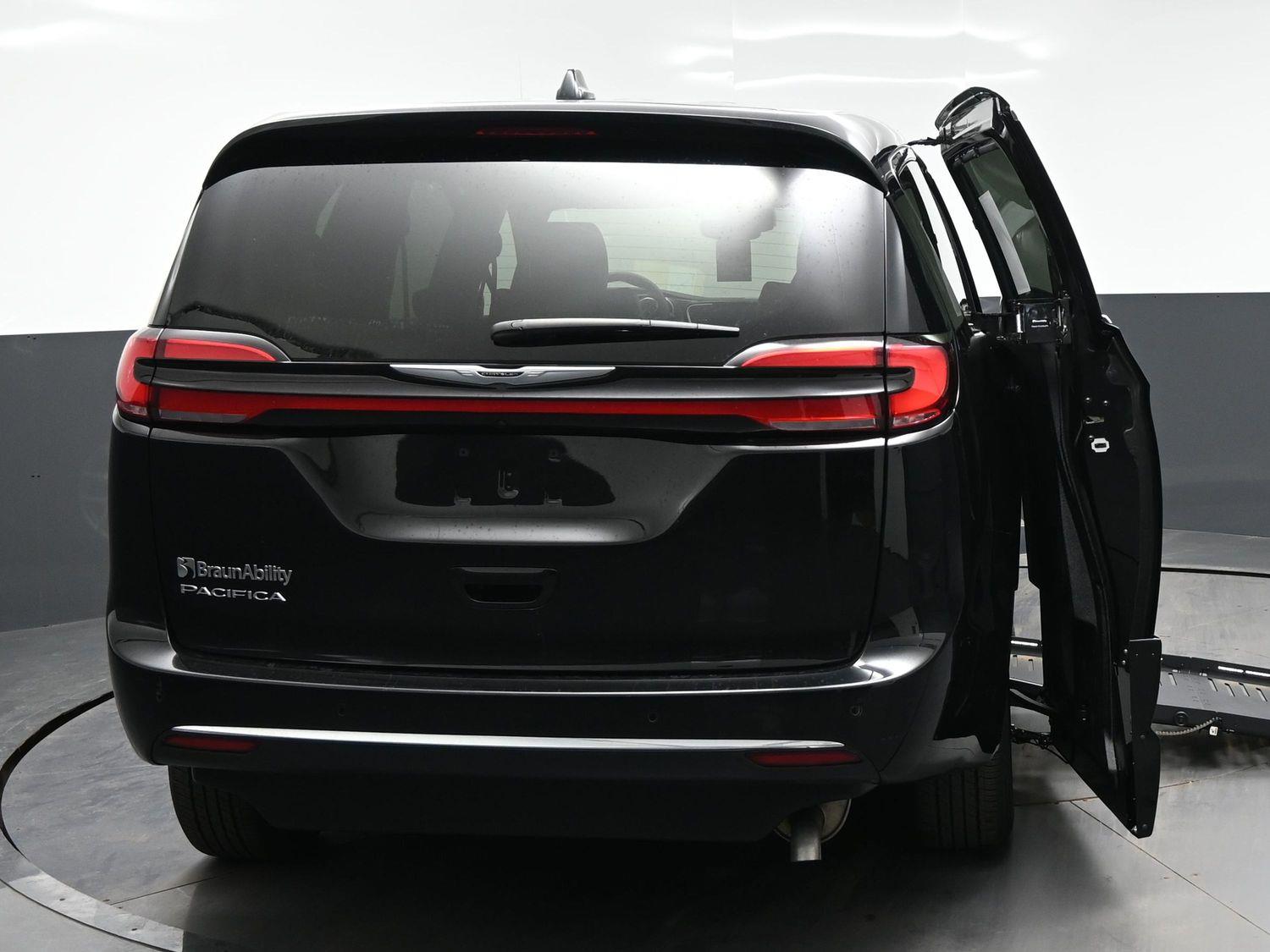 Certified Pre-Owned 2025 Chrysler Pacifica Select
