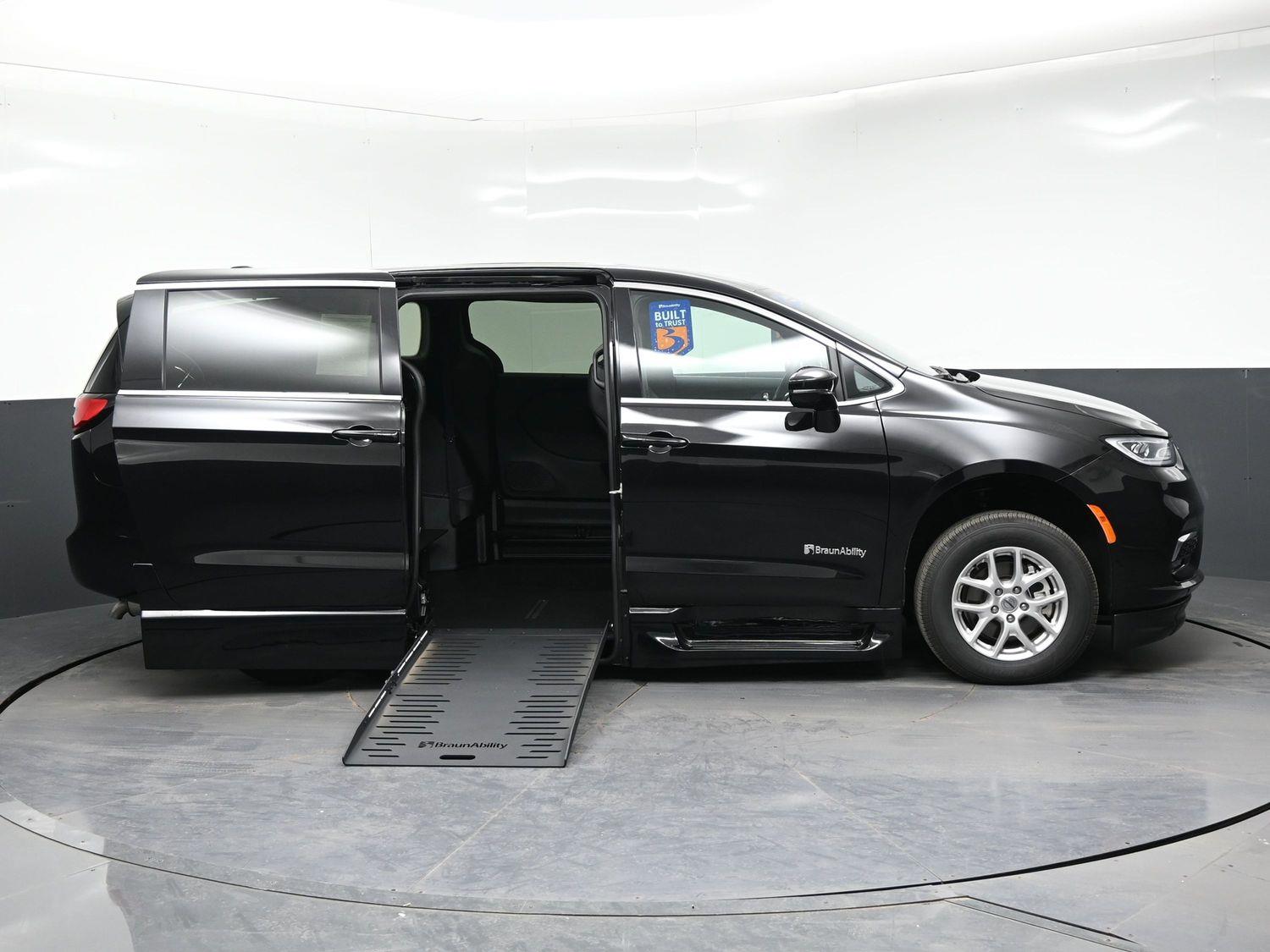 Certified Pre-Owned 2025 Chrysler Pacifica Select