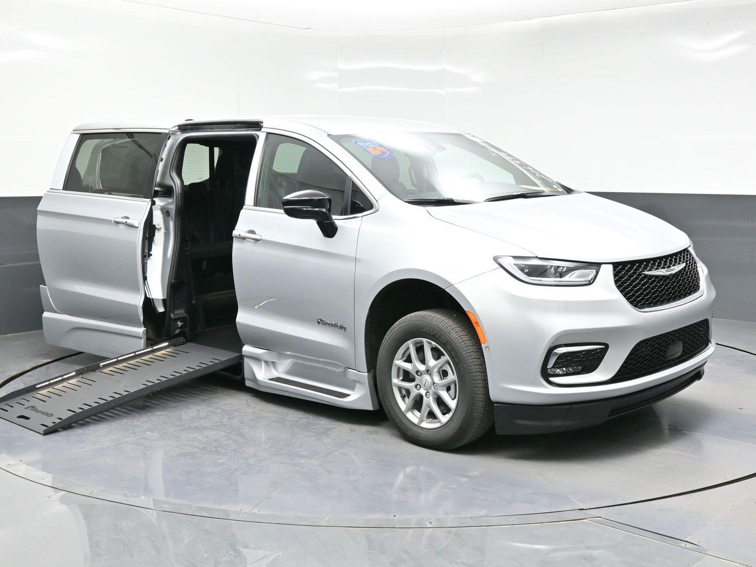 New 2026 Chrysler Pacifica Select Safety