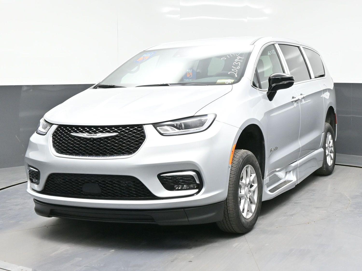 New 2026 Chrysler Pacifica Select Safety