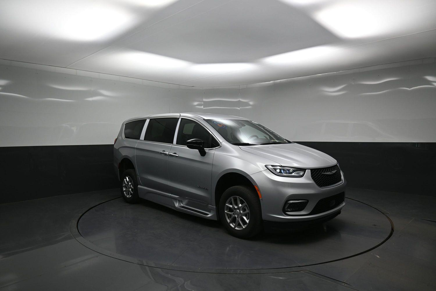 New 2026 Chrysler Pacifica Select Safety