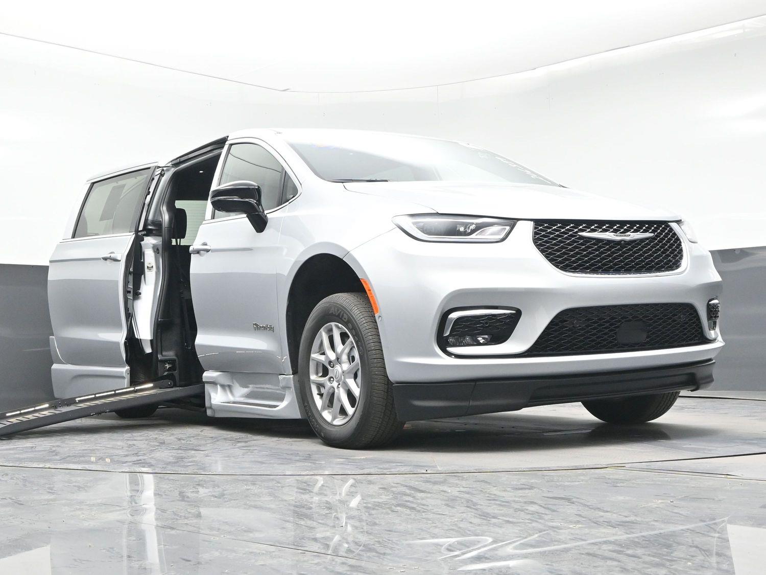 New 2026 Chrysler Pacifica Select Safety