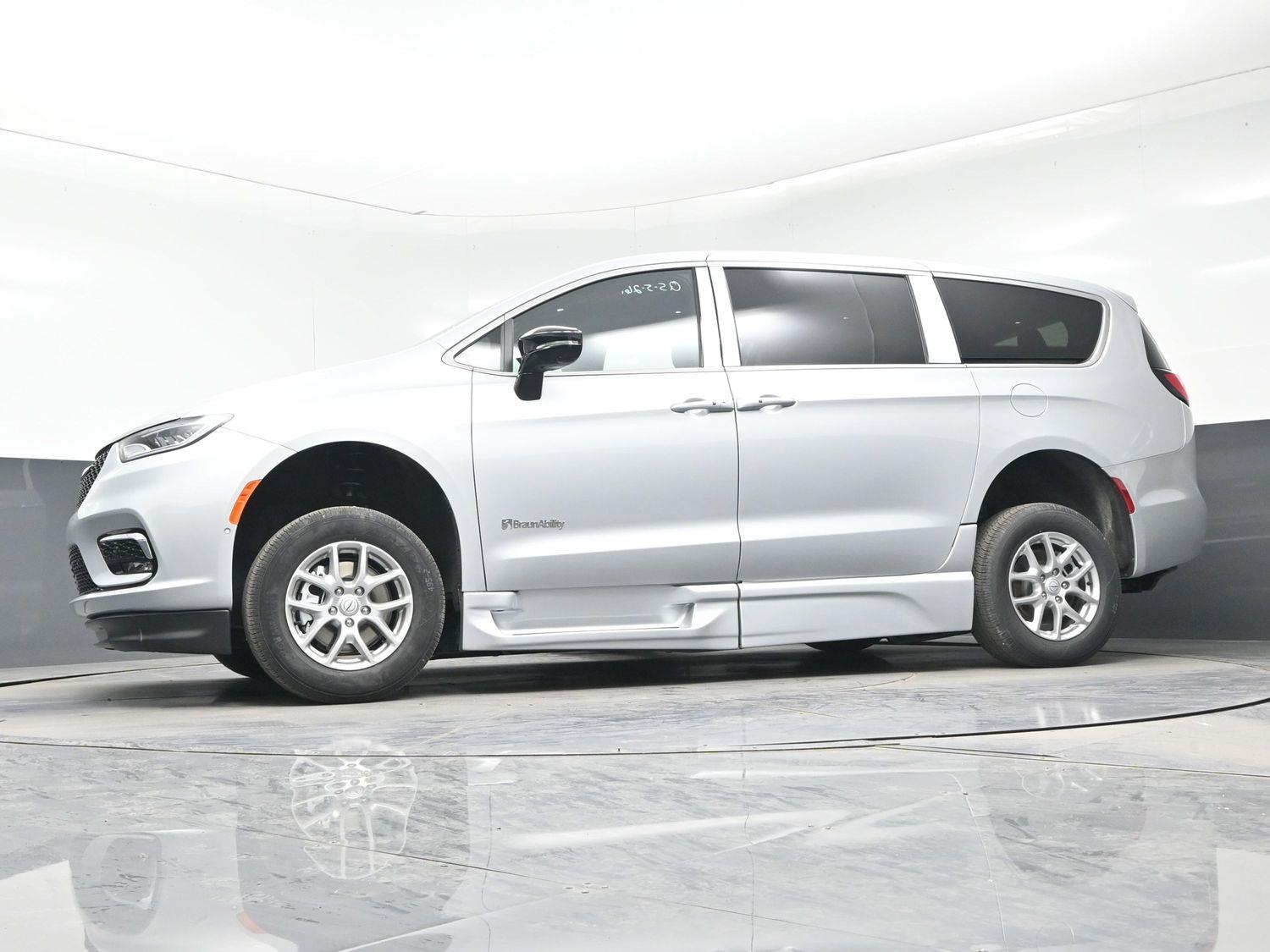New 2026 Chrysler Pacifica Select Safety