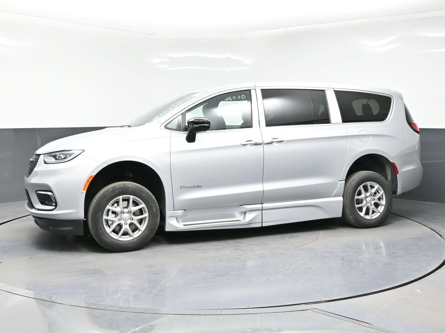 New 2026 Chrysler Pacifica Select Safety
