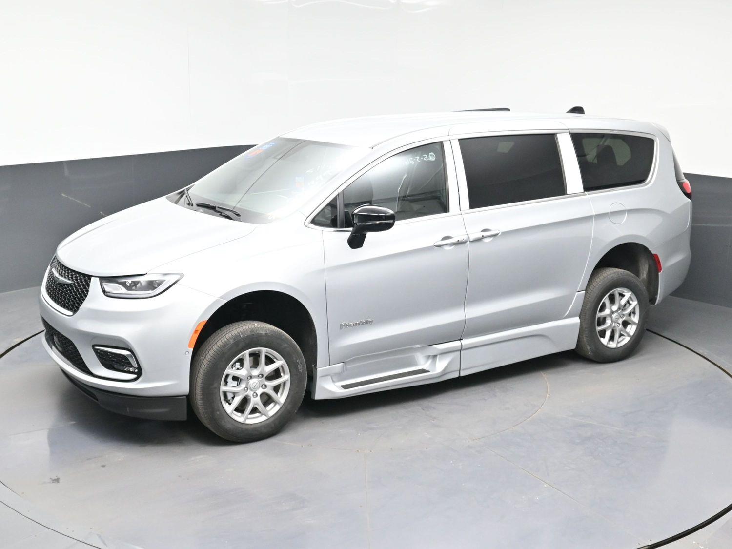 New 2026 Chrysler Pacifica Select Safety