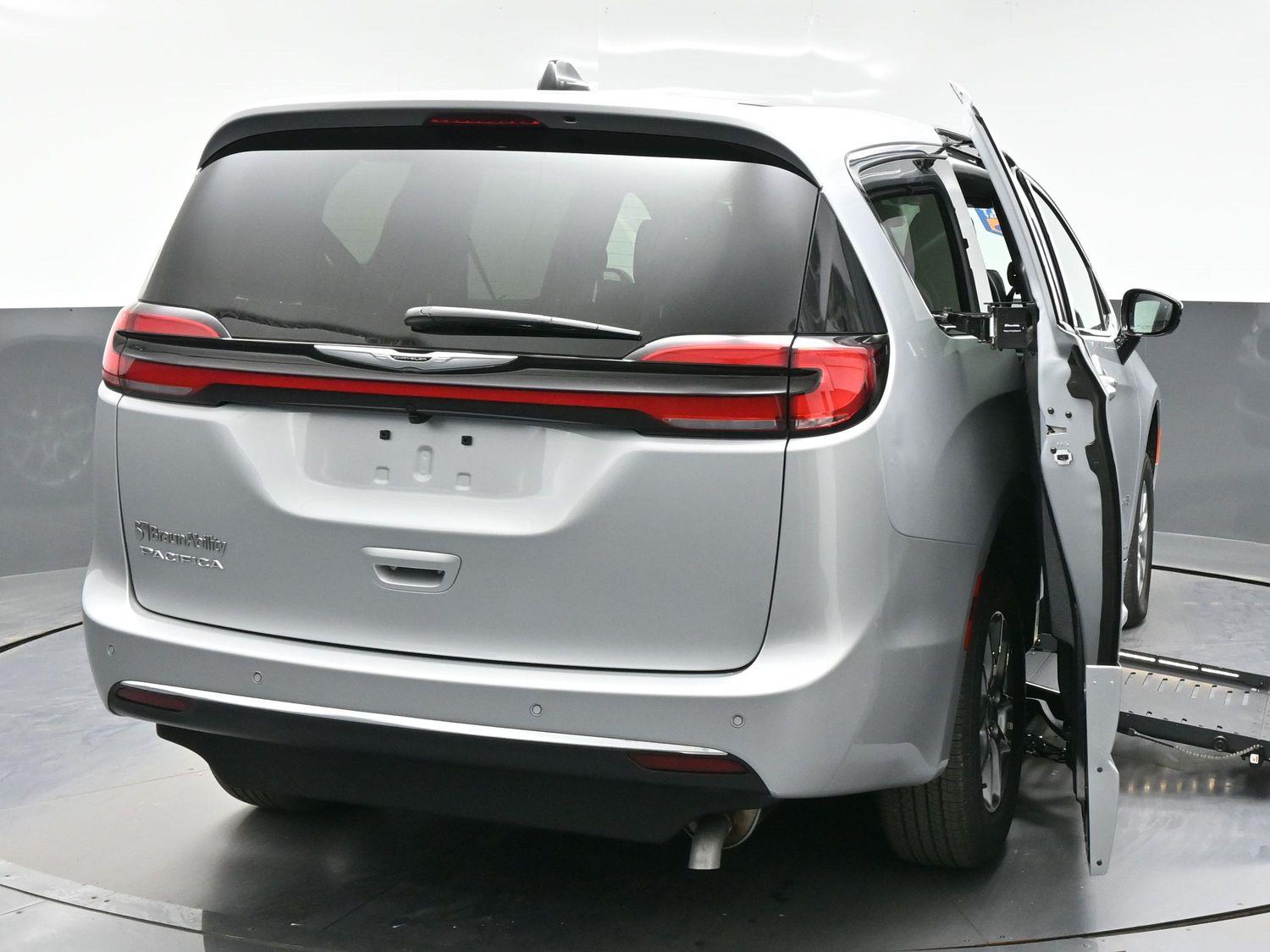 New 2026 Chrysler Pacifica Select Safety