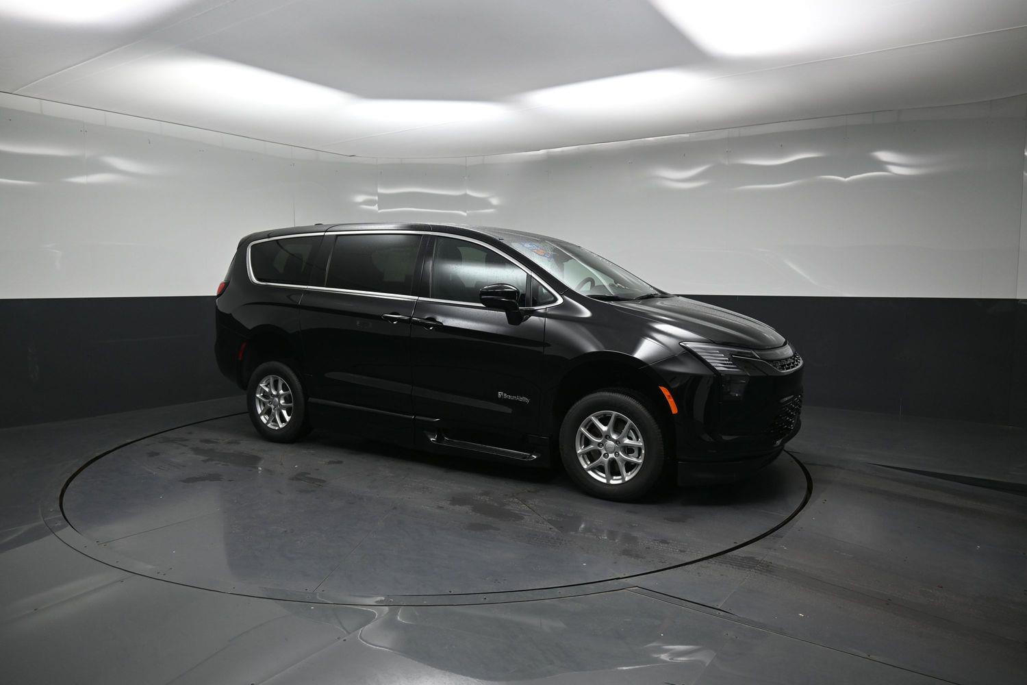 New 2027 Chrysler Pacifica Select