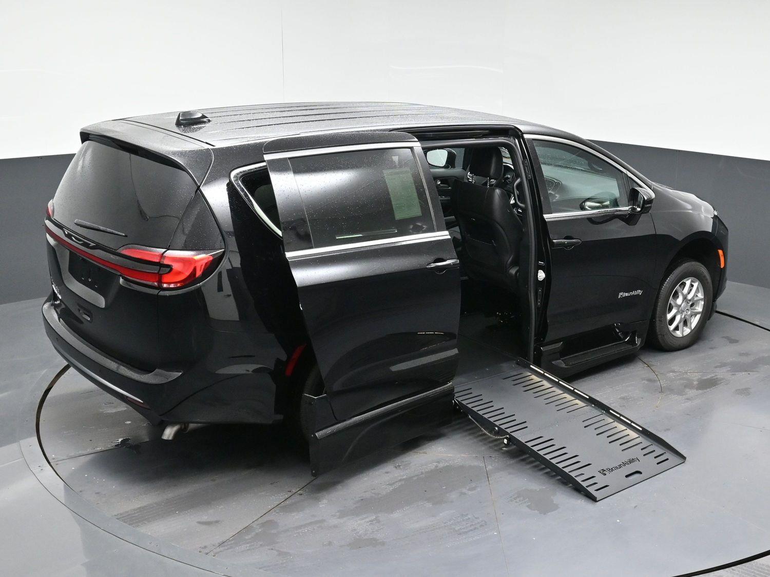 New 2027 Chrysler Pacifica Select