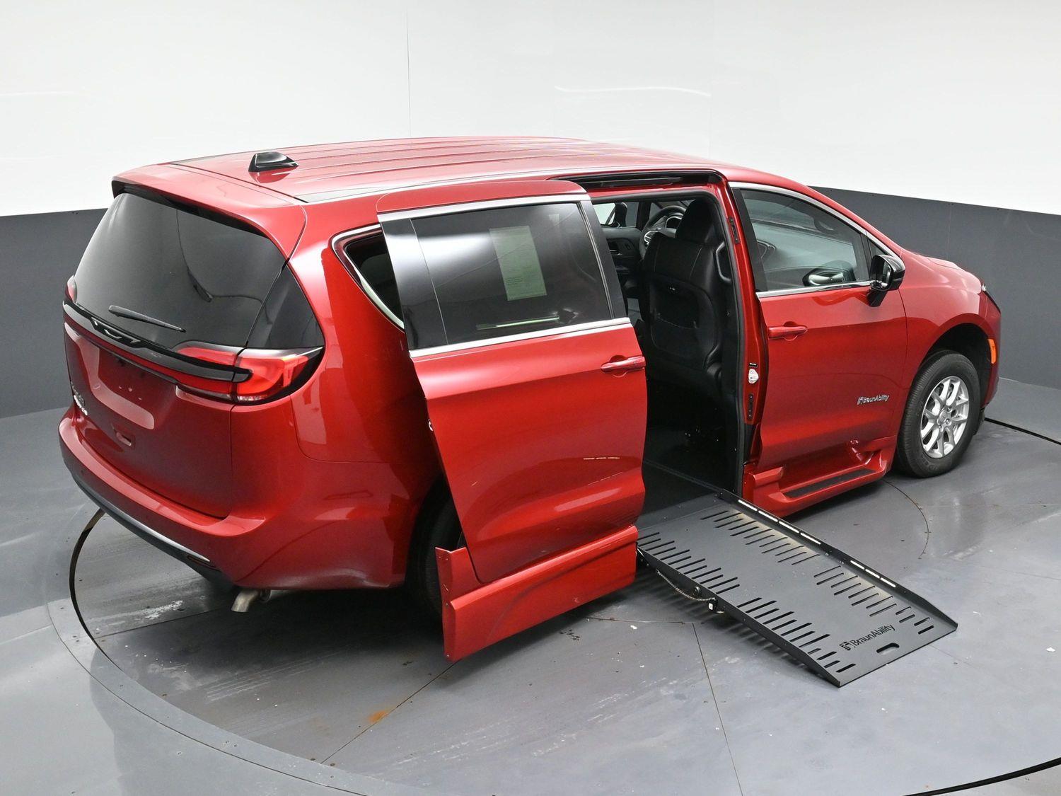 New 2027 Chrysler Pacifica Select