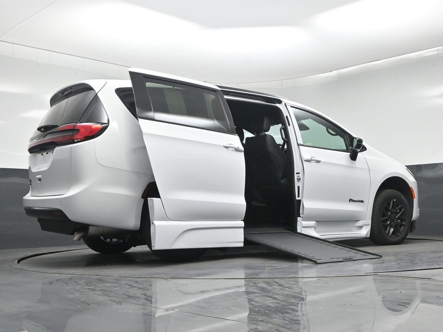 New 2027 Chrysler Pacifica Select