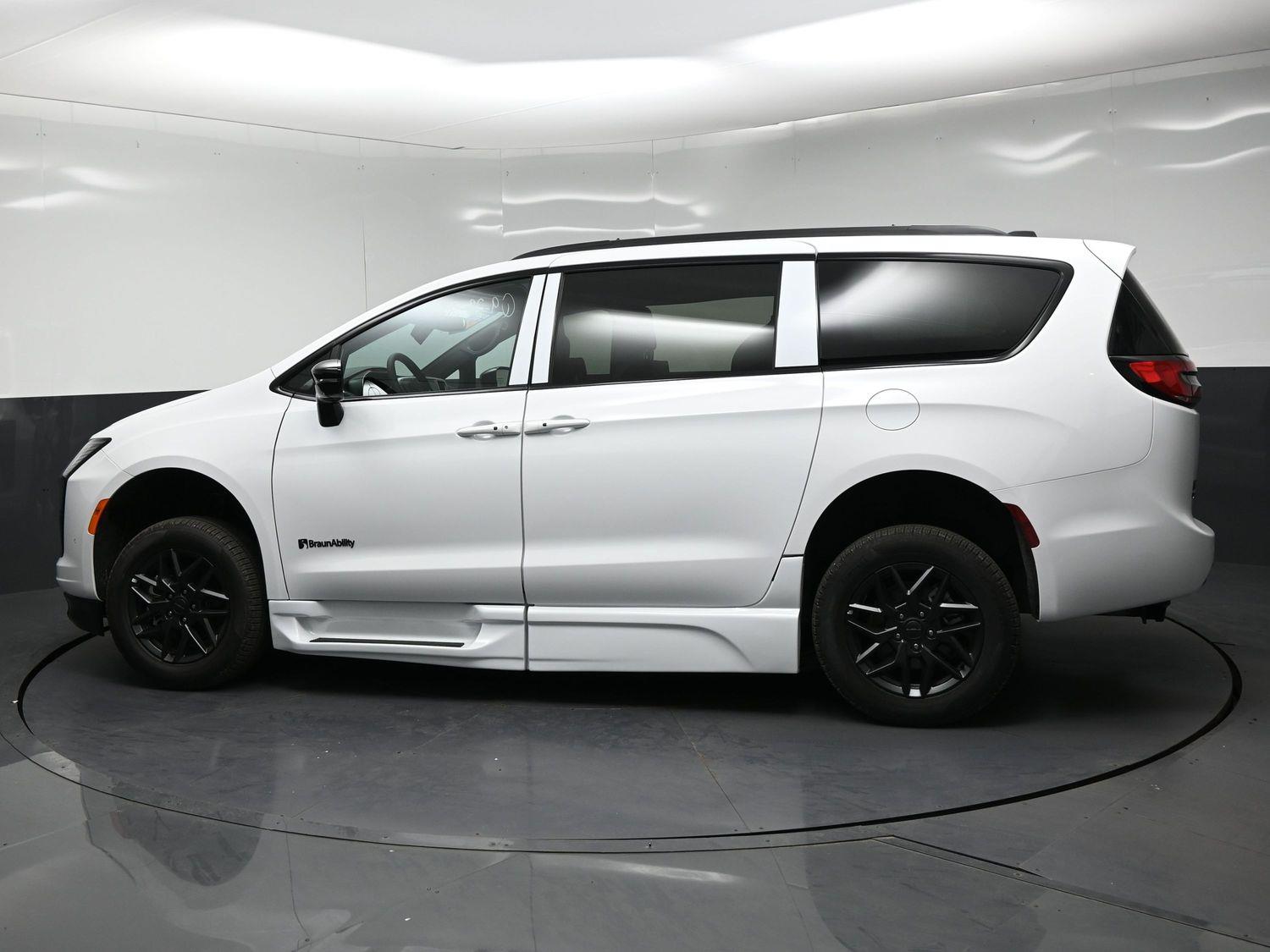New 2027 Chrysler Pacifica Select