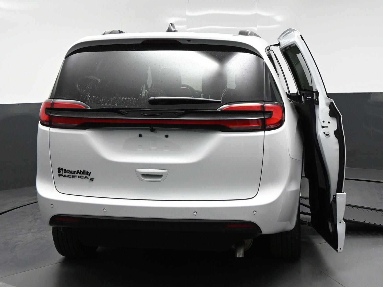 New 2027 Chrysler Pacifica Select
