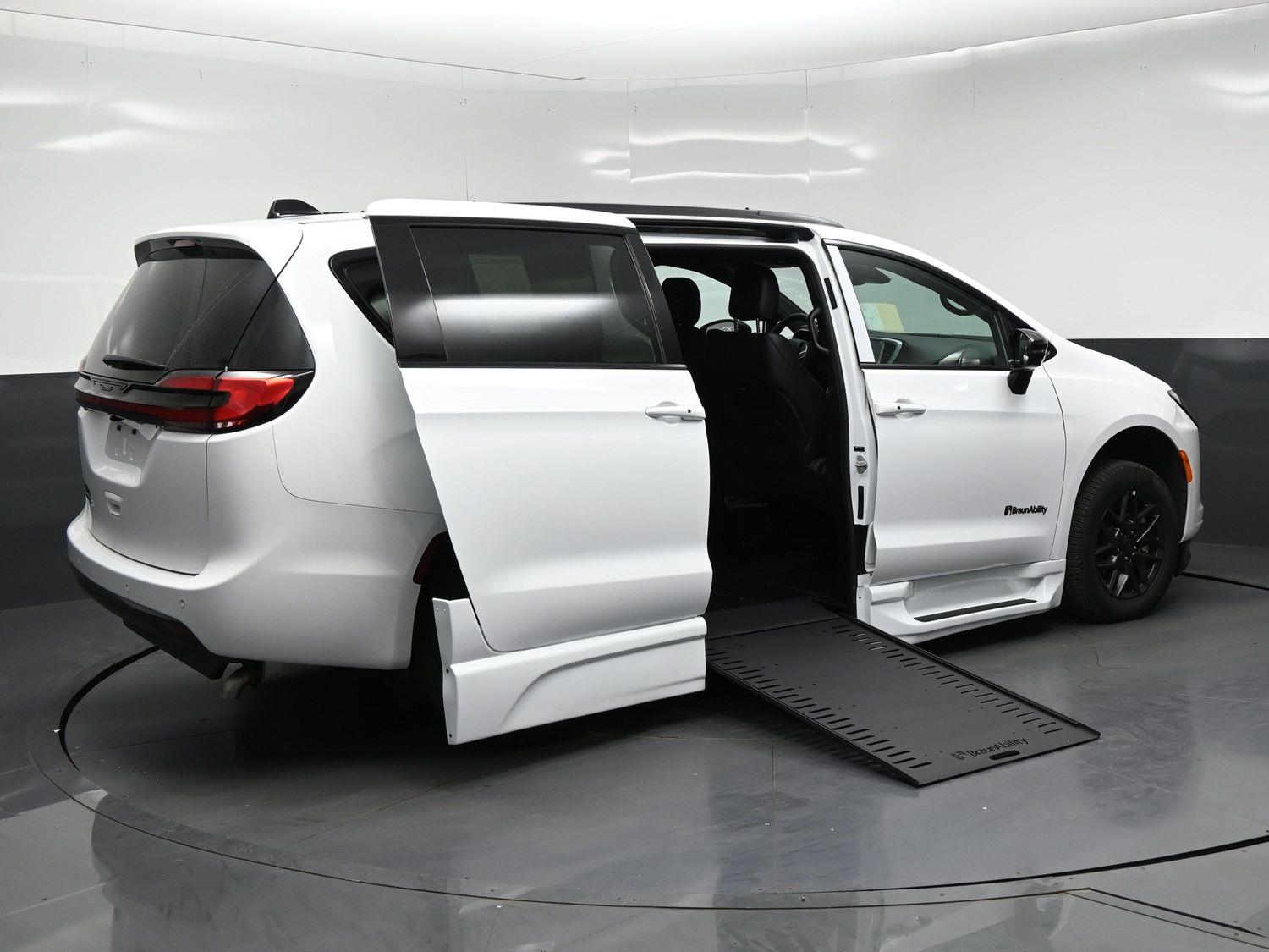 New 2027 Chrysler Pacifica Select