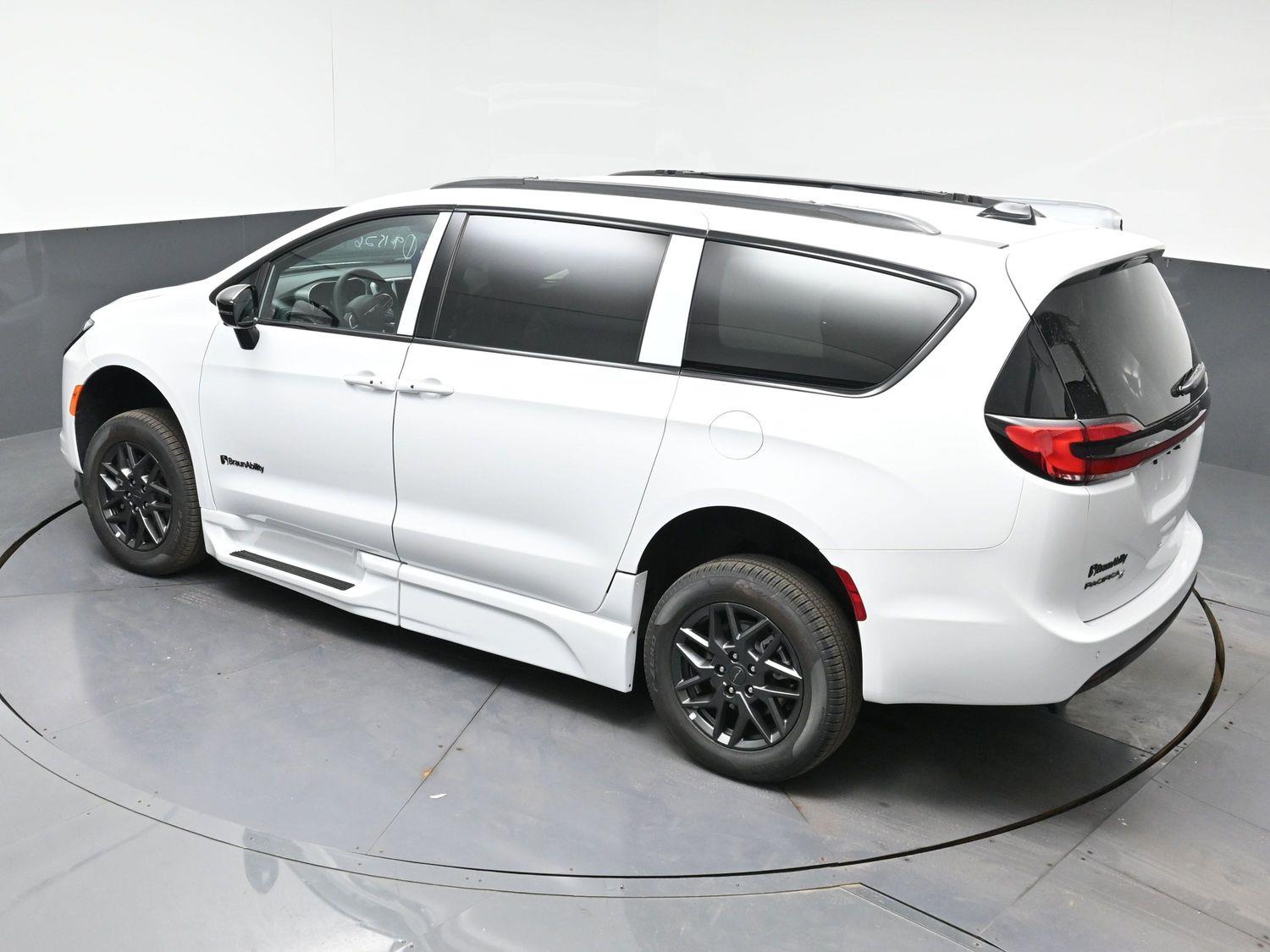 New 2027 Chrysler Pacifica Select