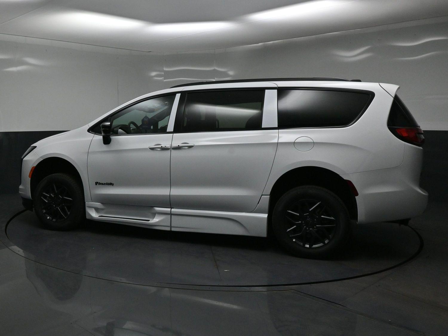 New 2027 Chrysler Pacifica Select