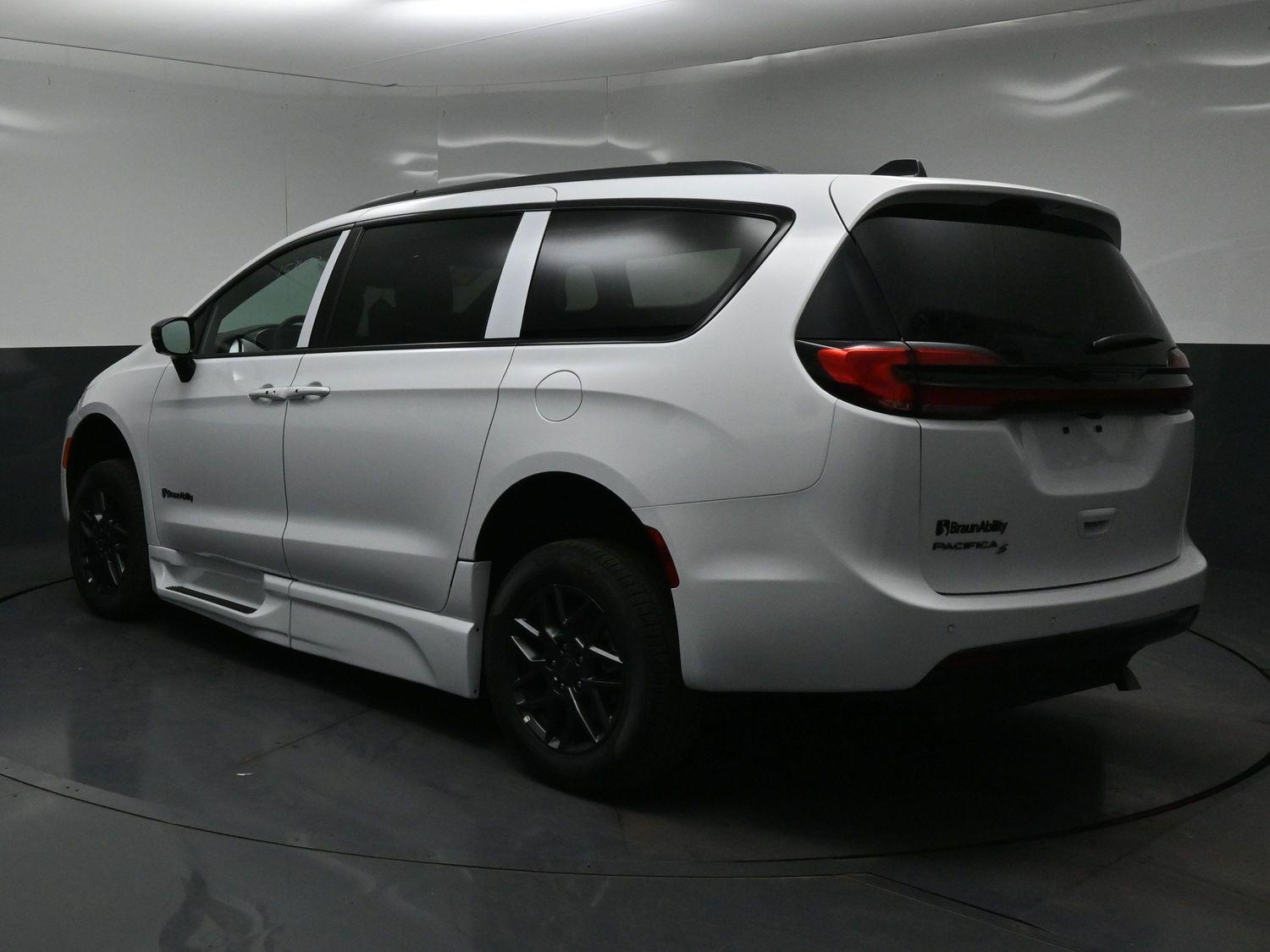 New 2027 Chrysler Pacifica Select