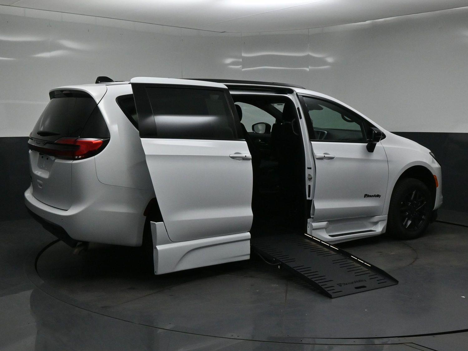 New 2027 Chrysler Pacifica Select