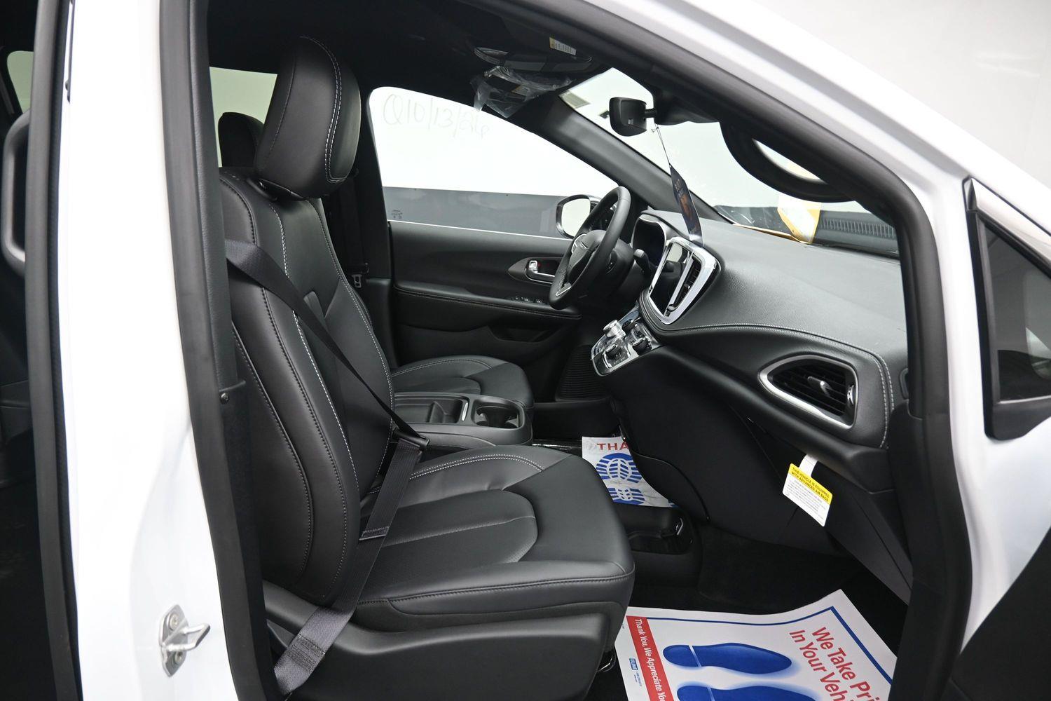 New 2027 Chrysler Pacifica Select