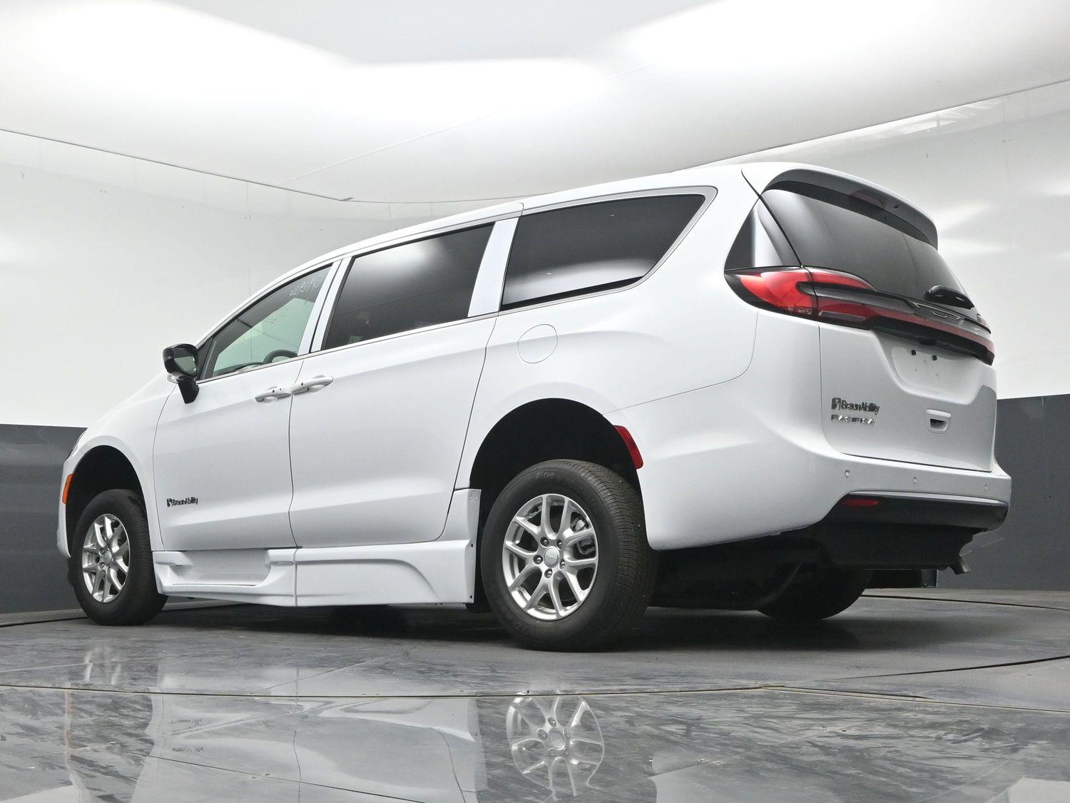 New 2027 Chrysler Pacifica Select