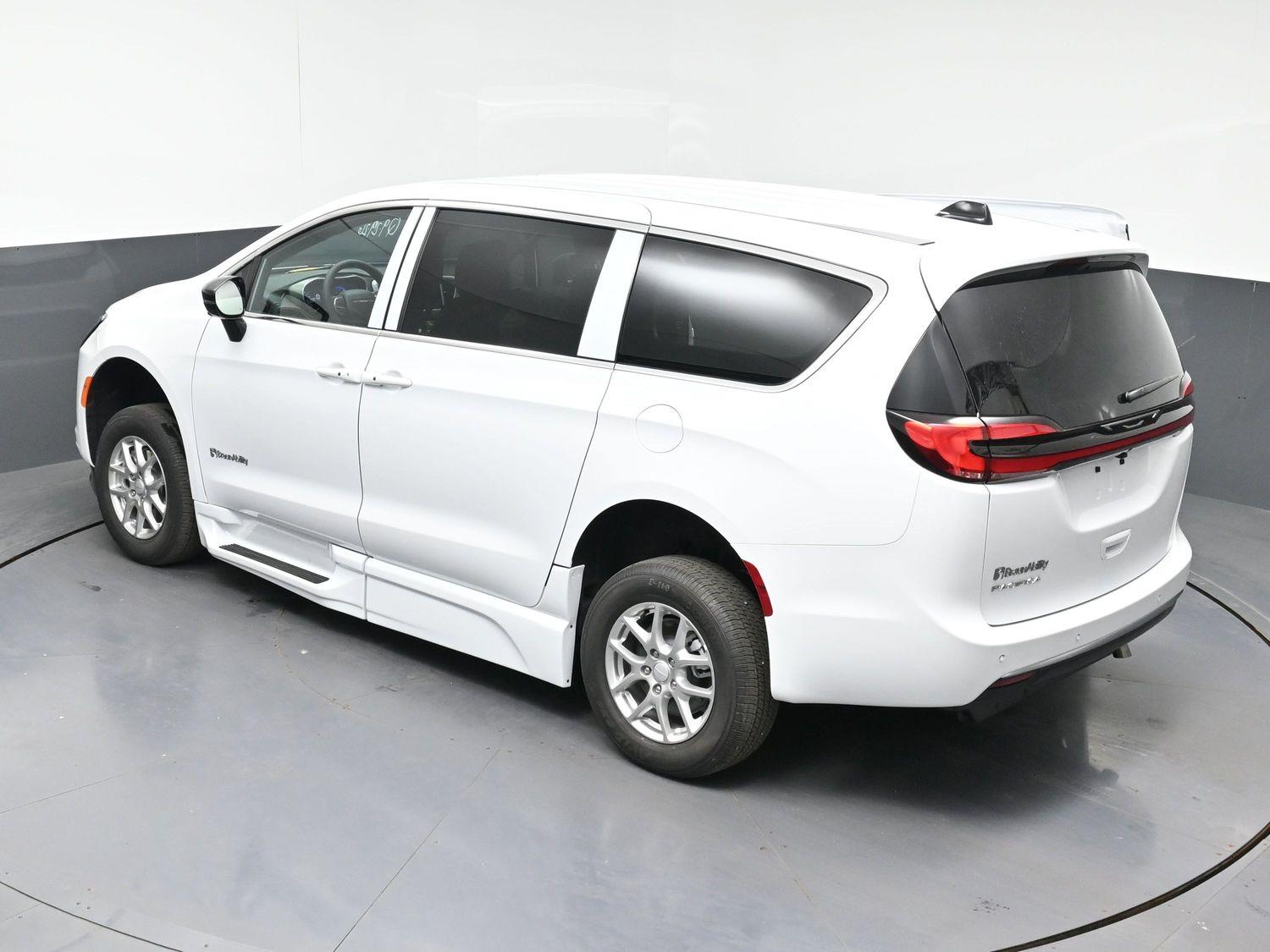New 2027 Chrysler Pacifica Select