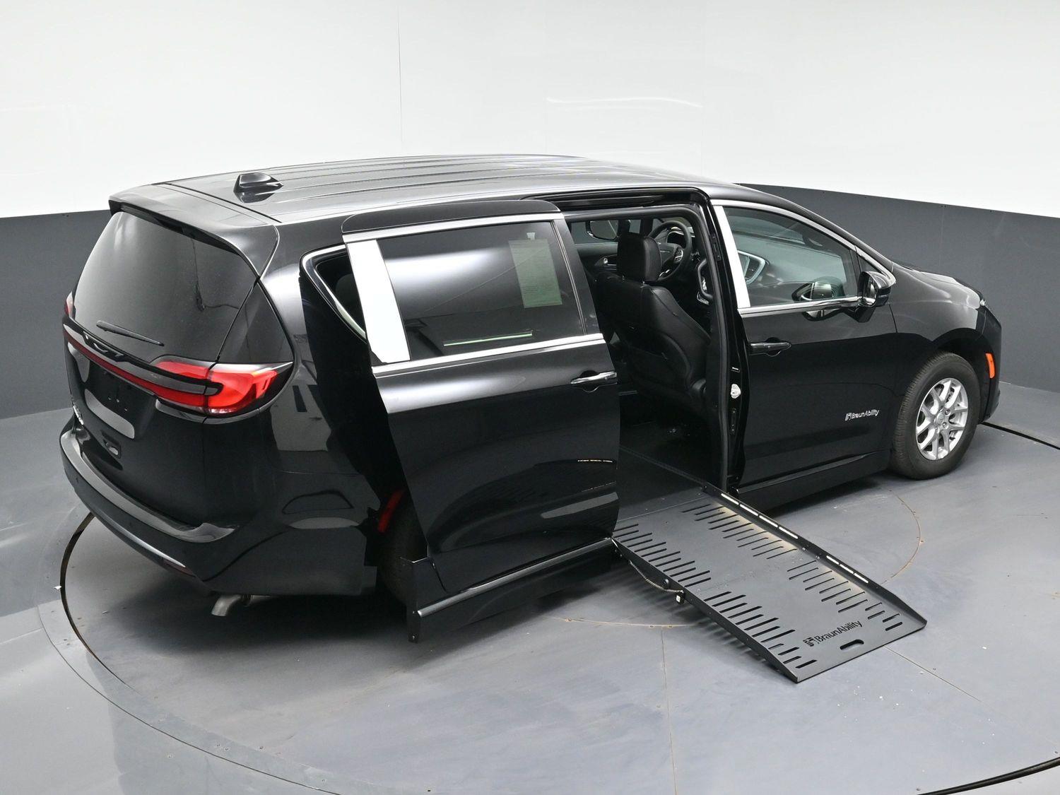 New 2027 Chrysler Pacifica Select