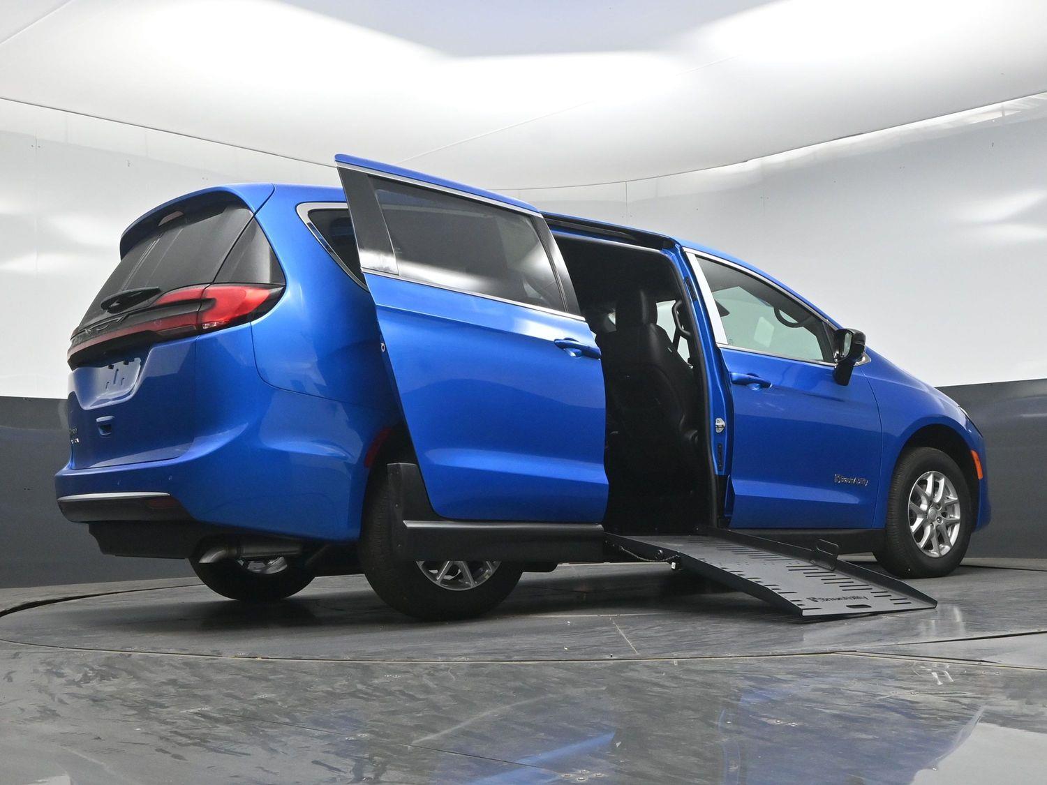 New 2027 Chrysler Pacifica Select