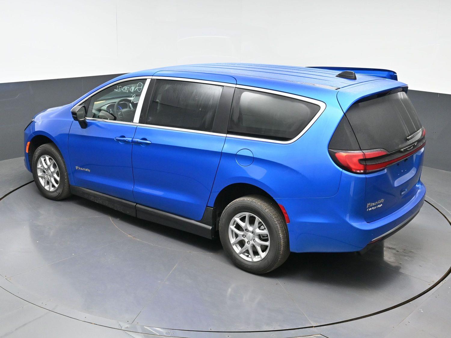 New 2027 Chrysler Pacifica Select