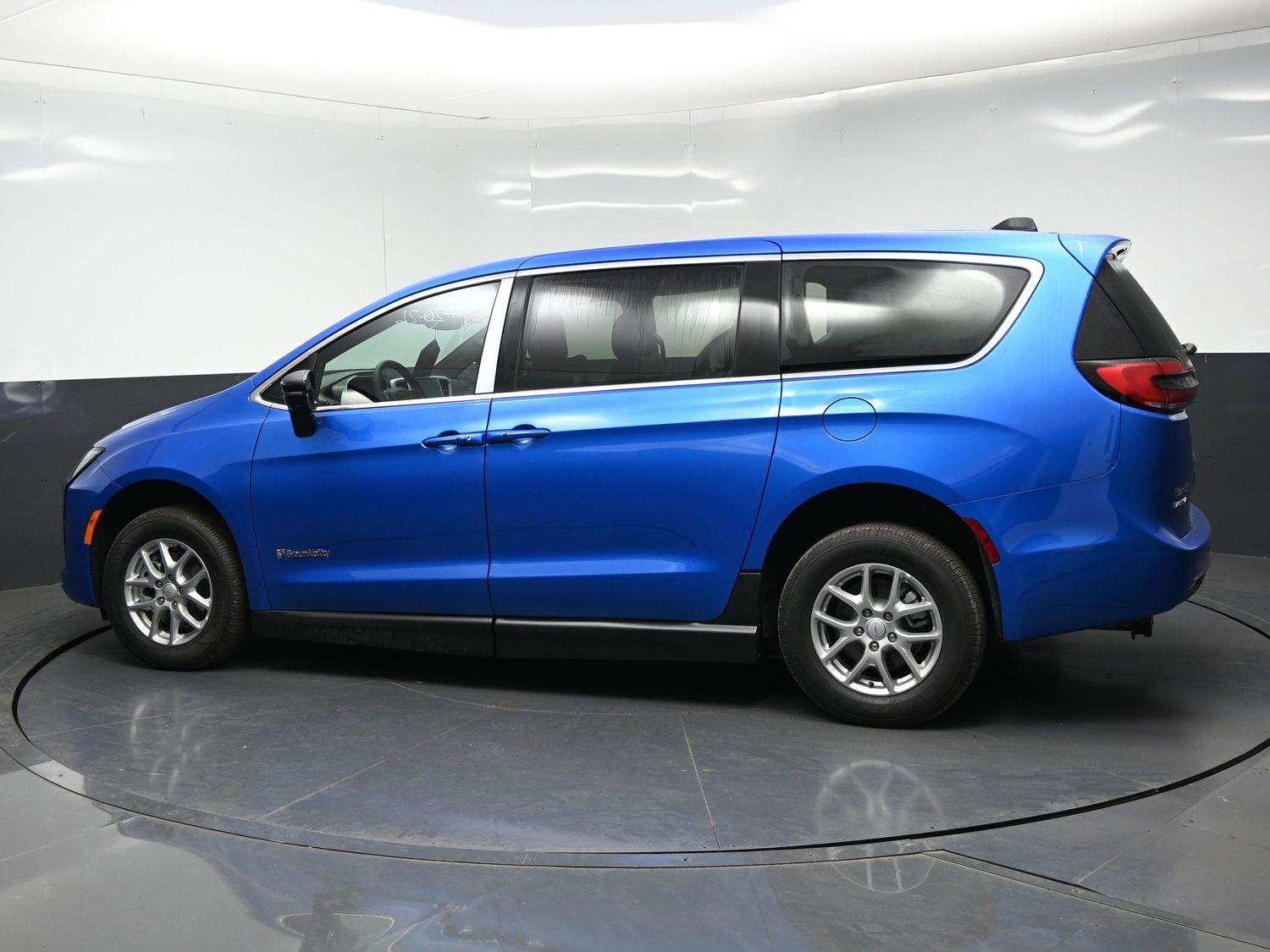 New 2027 Chrysler Pacifica Select