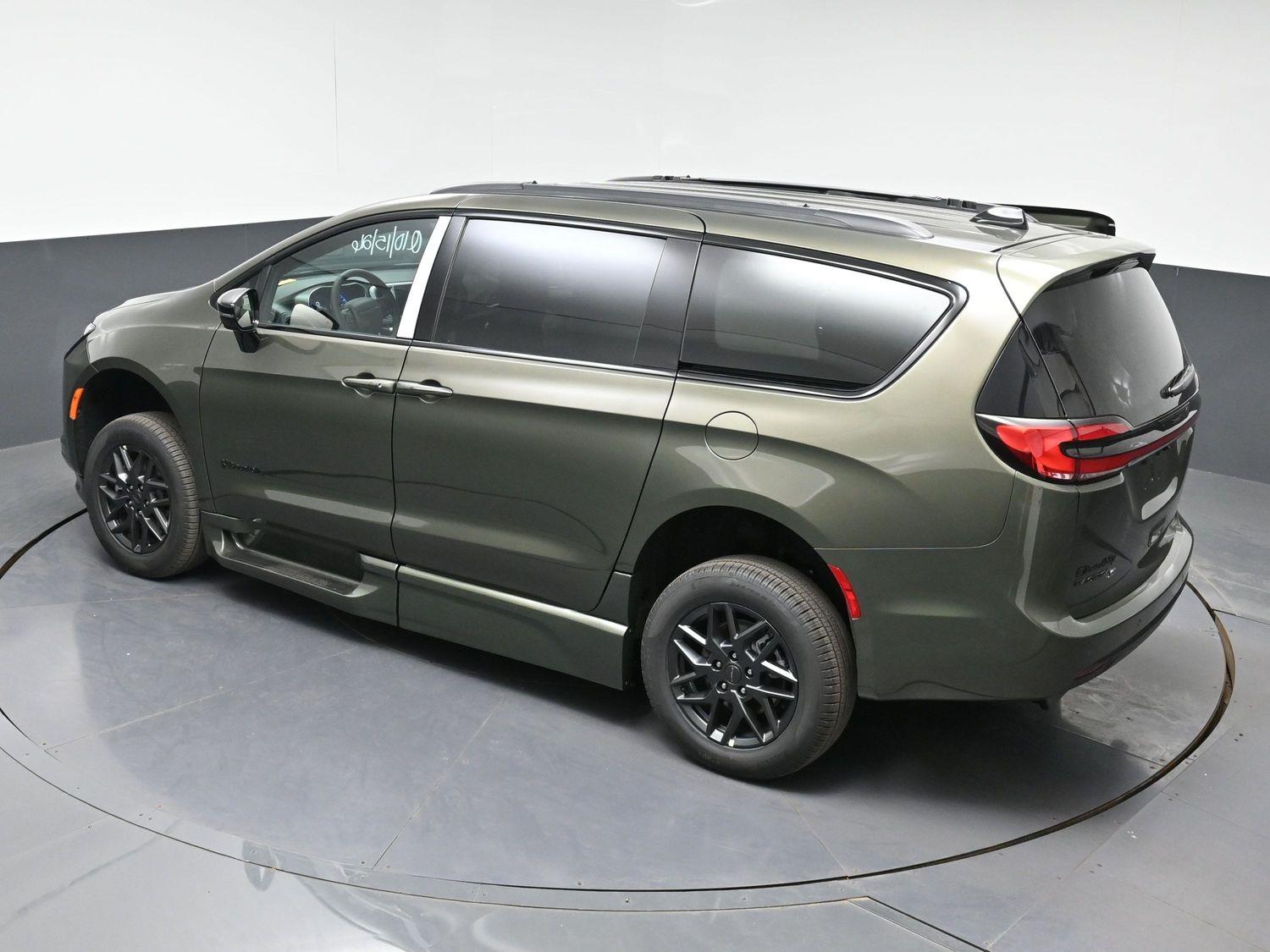 New 2027 Chrysler Pacifica Select
