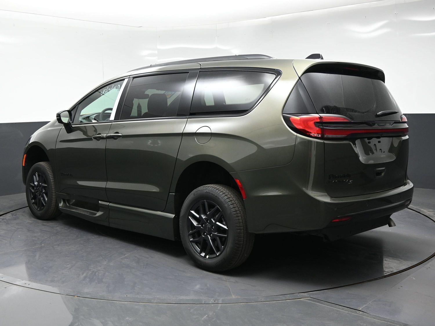 New 2027 Chrysler Pacifica Select