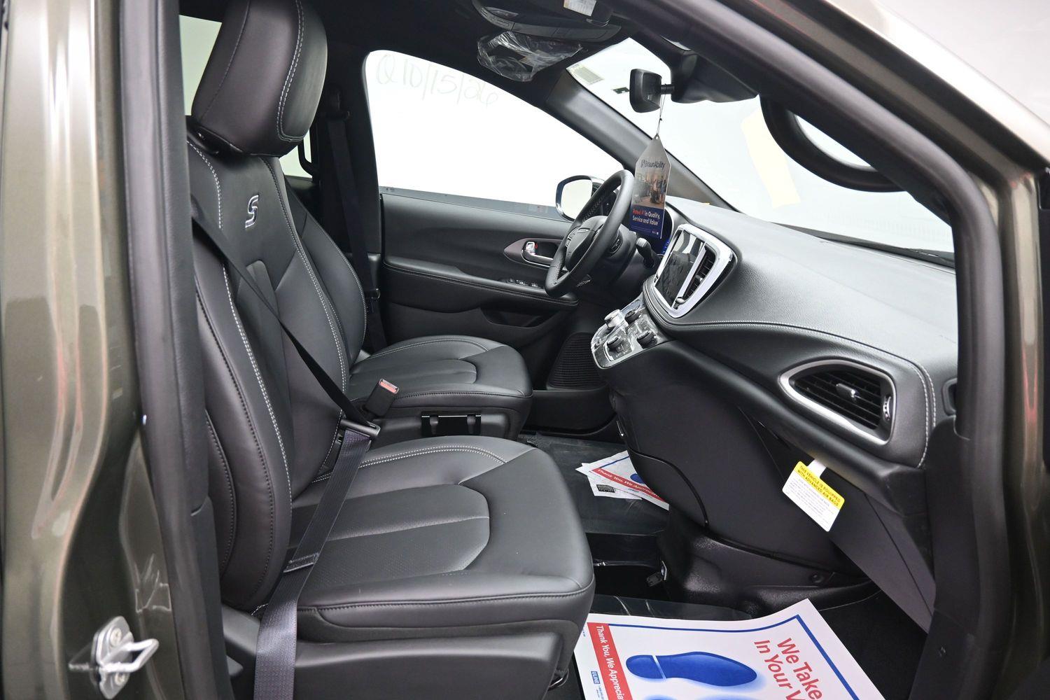 New 2027 Chrysler Pacifica Select