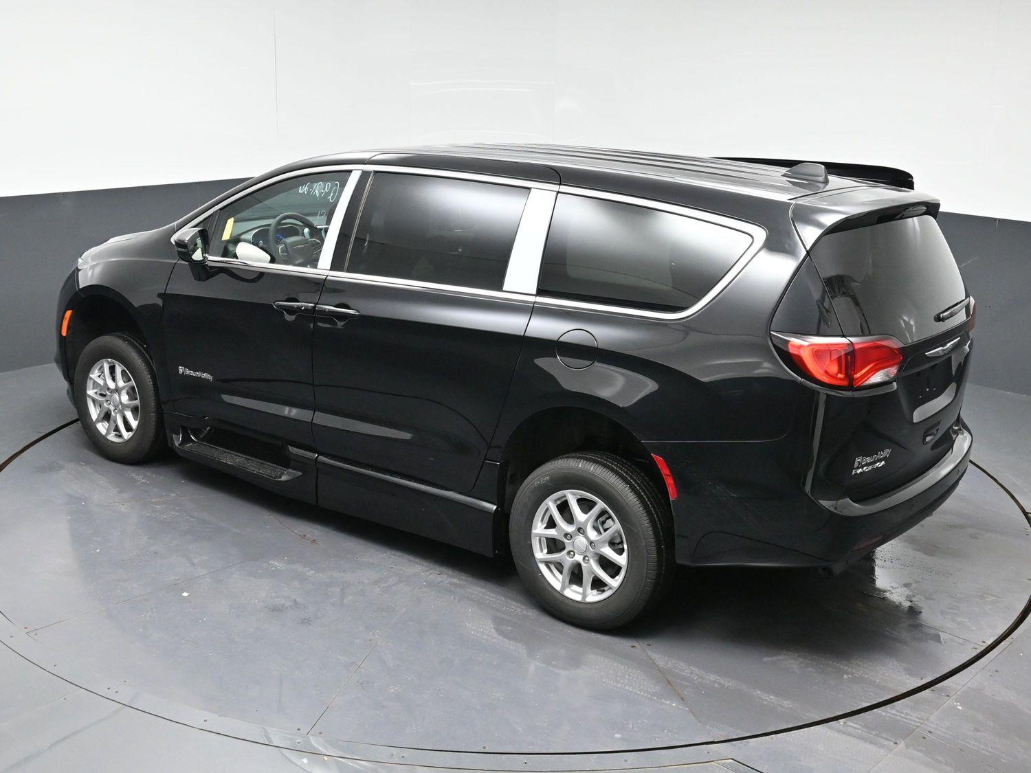 New 2027 Chrysler Pacifica LX