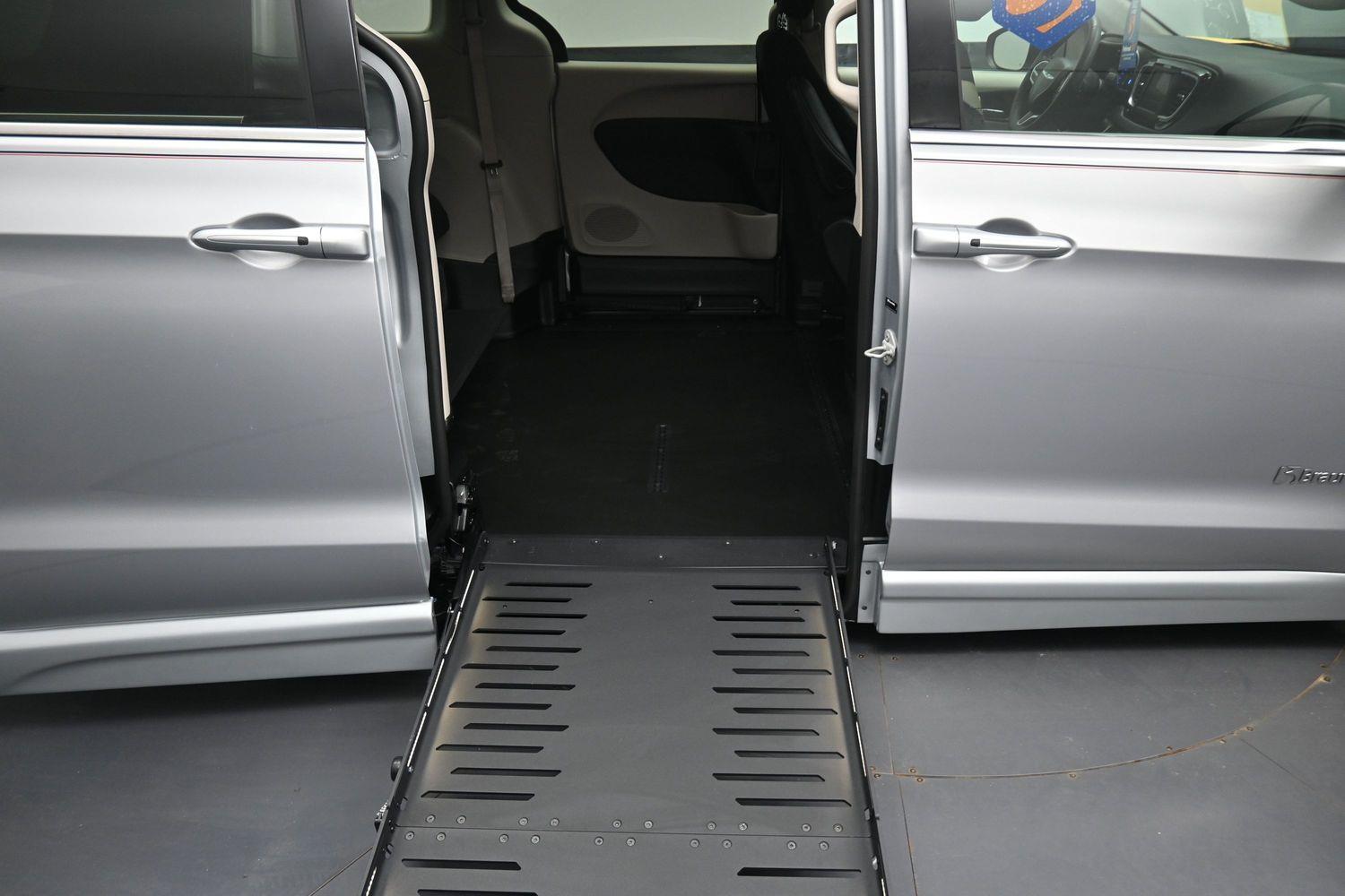 Certified Pre-Owned 2023 Chrysler Voyager Voyager