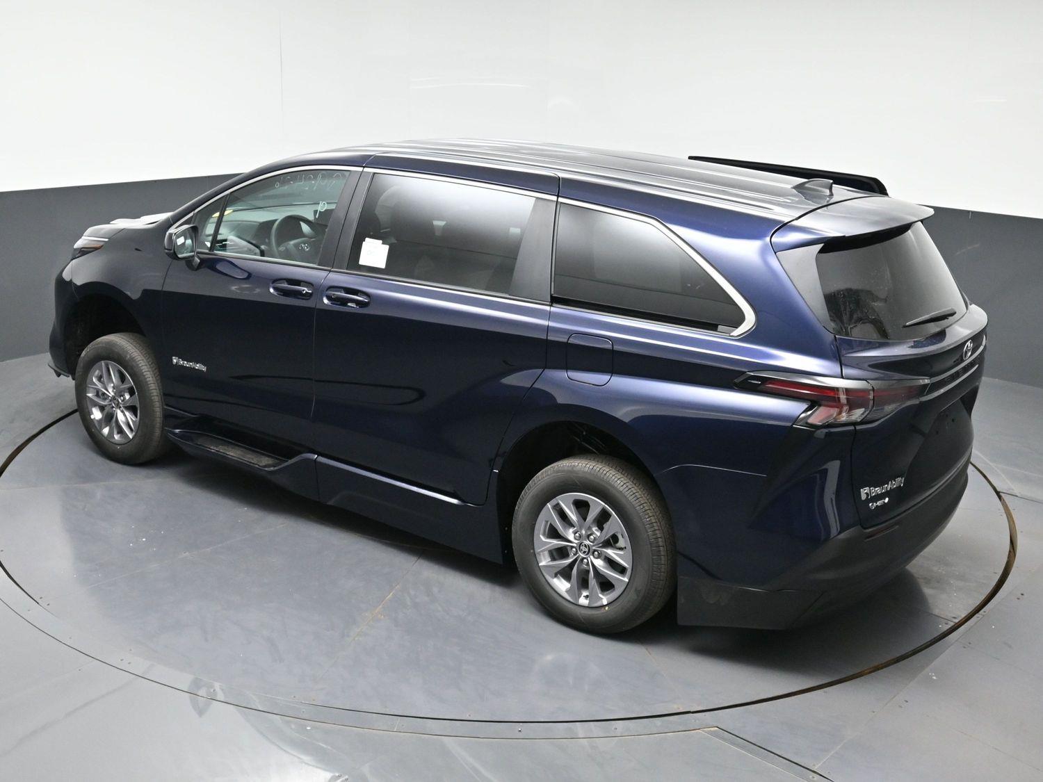 New 2026 Toyota Sienna LE