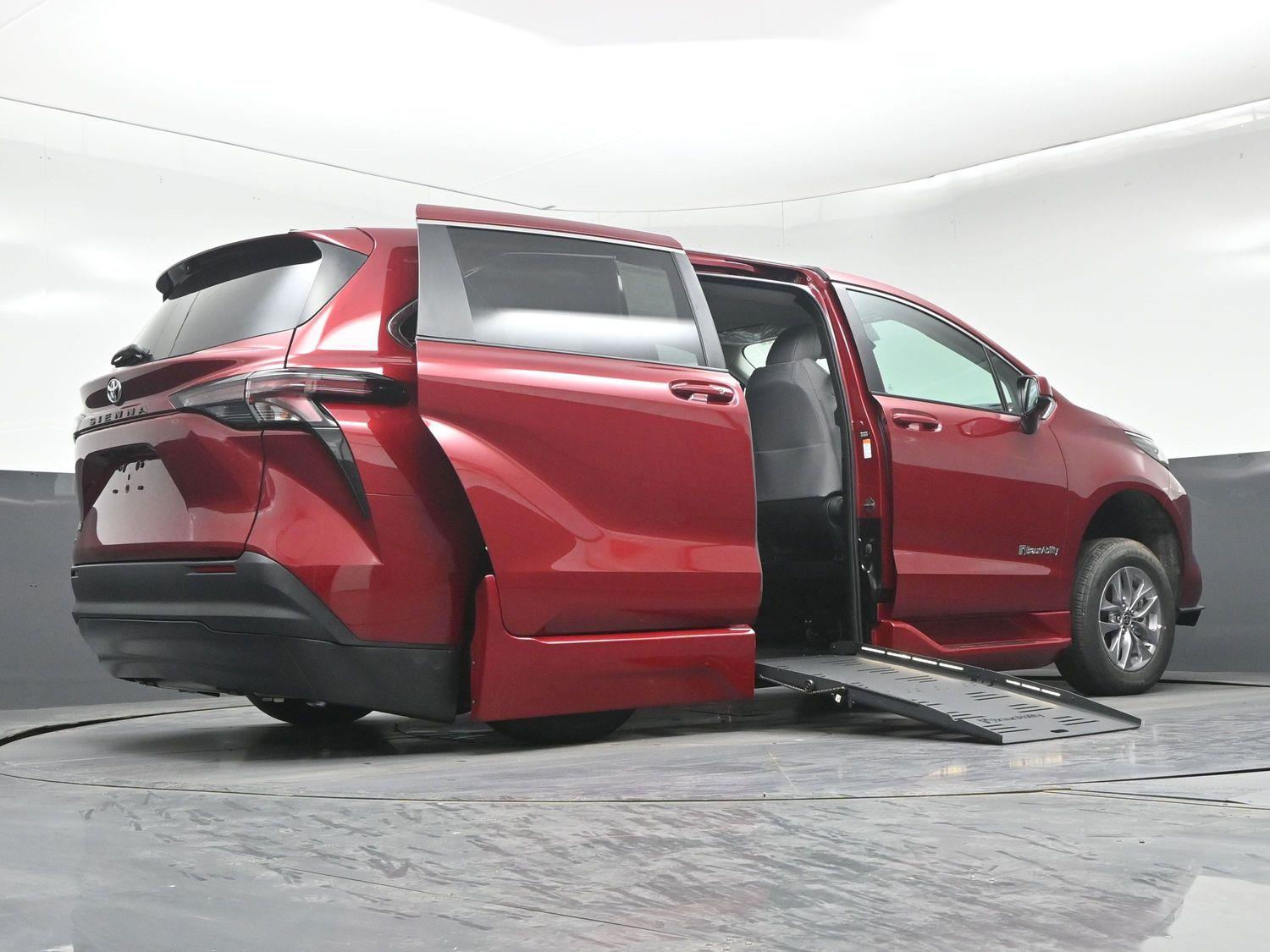 New 2026 Toyota Sienna LE