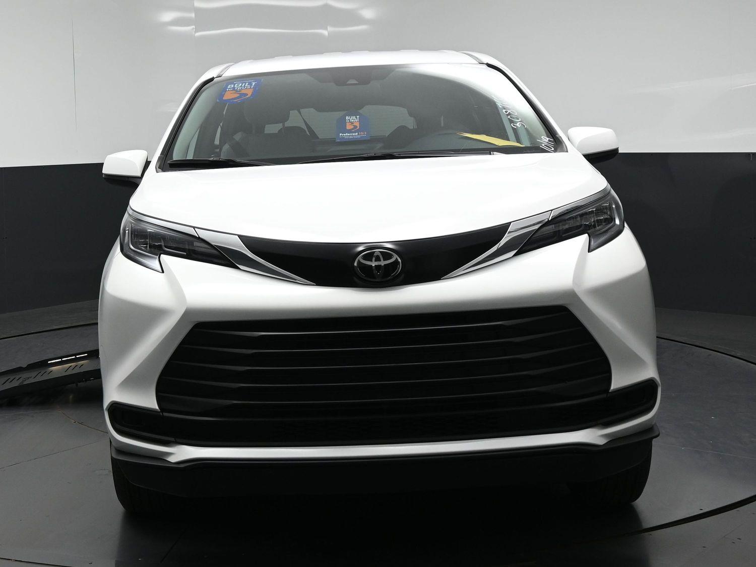New 2026 Toyota Sienna LE