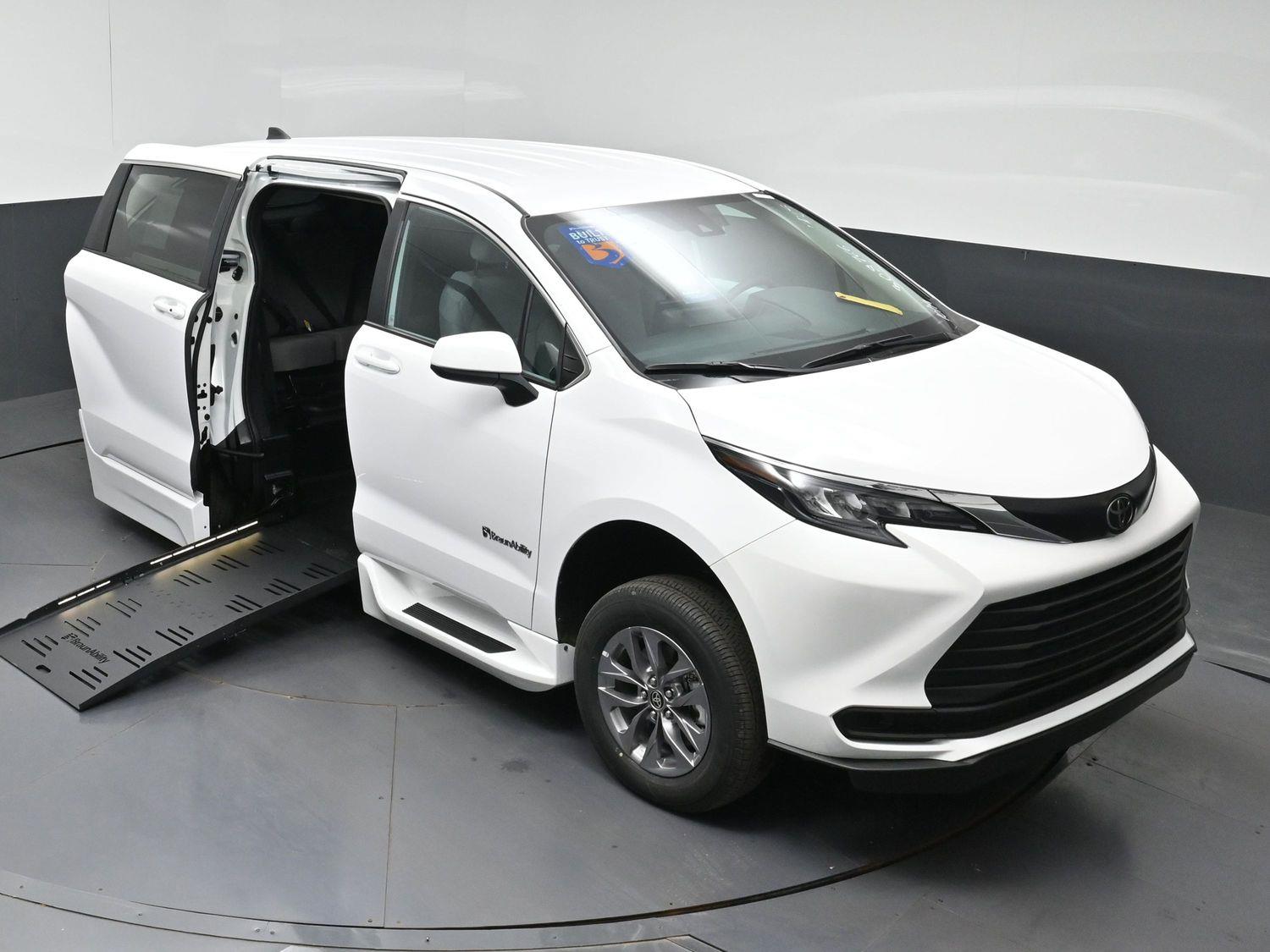 New 2026 Toyota Sienna LE